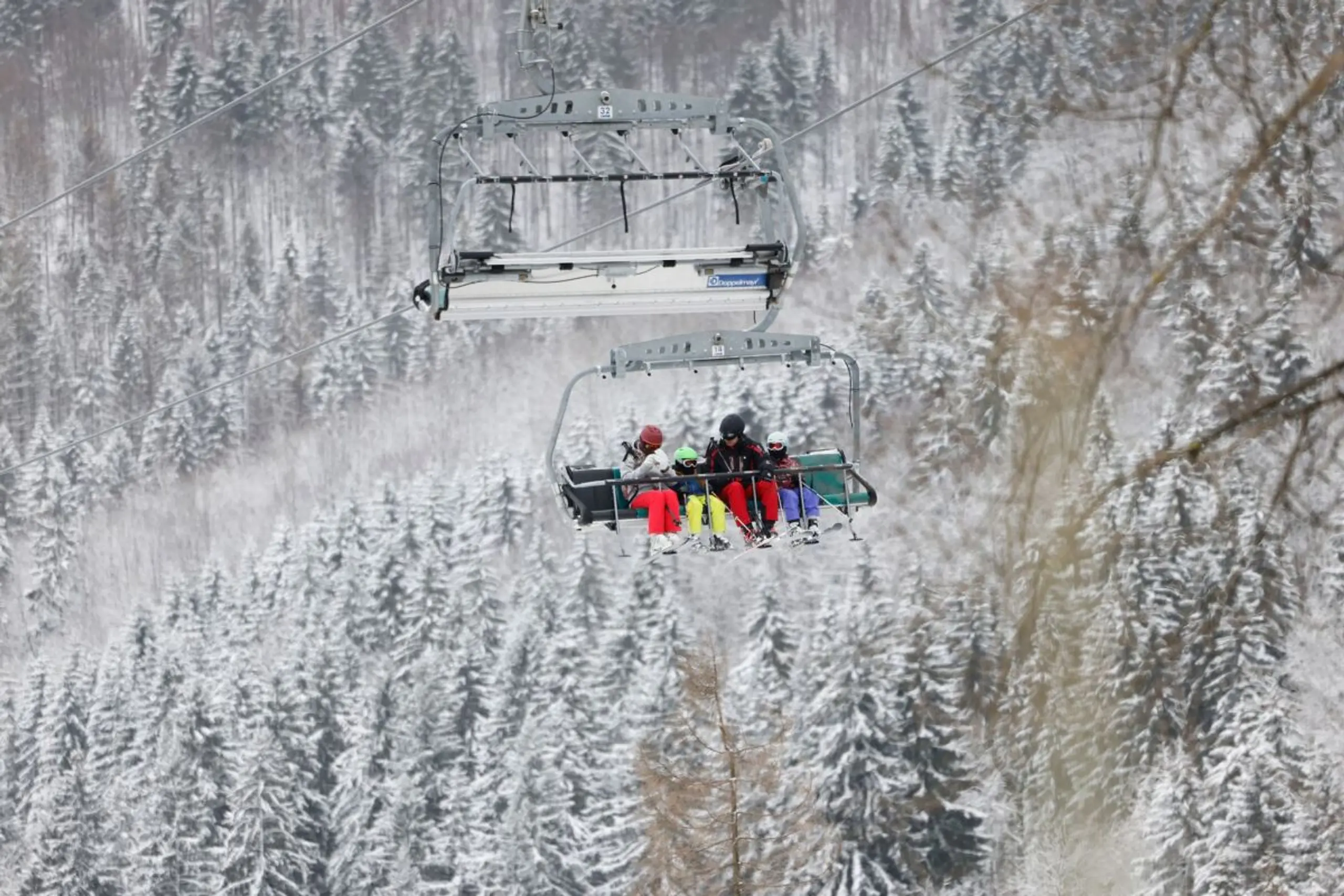 Kinder sollten beim Einstieg in den Sessellift gut platziert werden