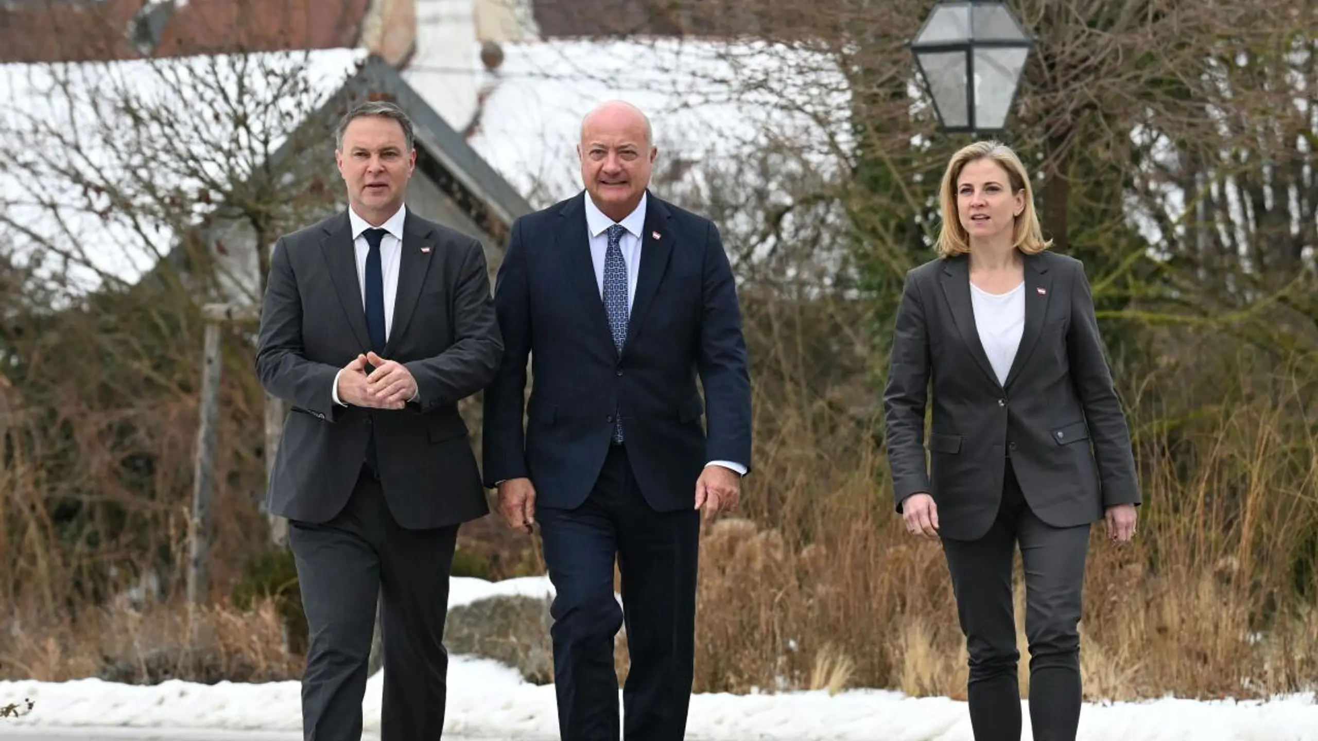 Die Regierungsspitze spaziert in ihre Klausur