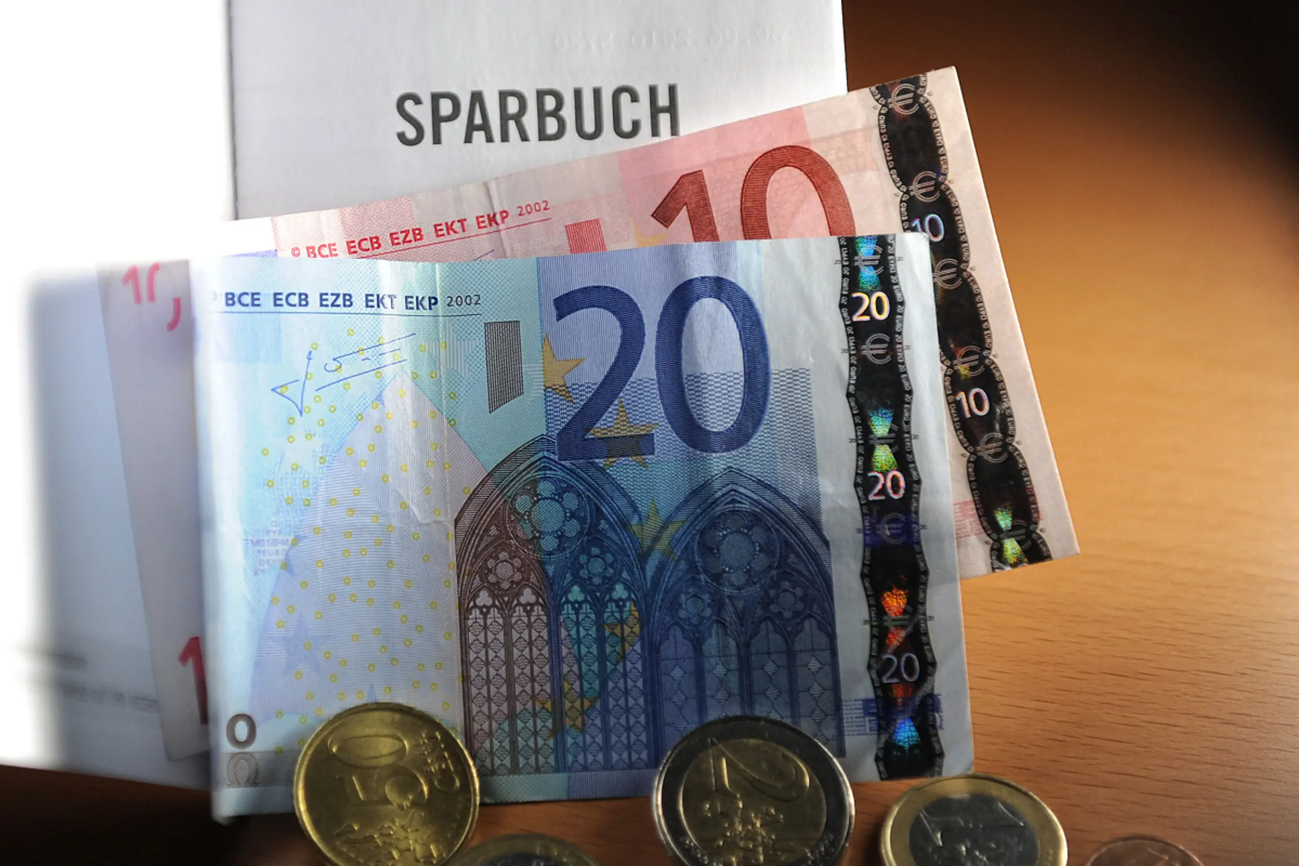 Viele Österreicher sorgen mit dem Sparbuch vor