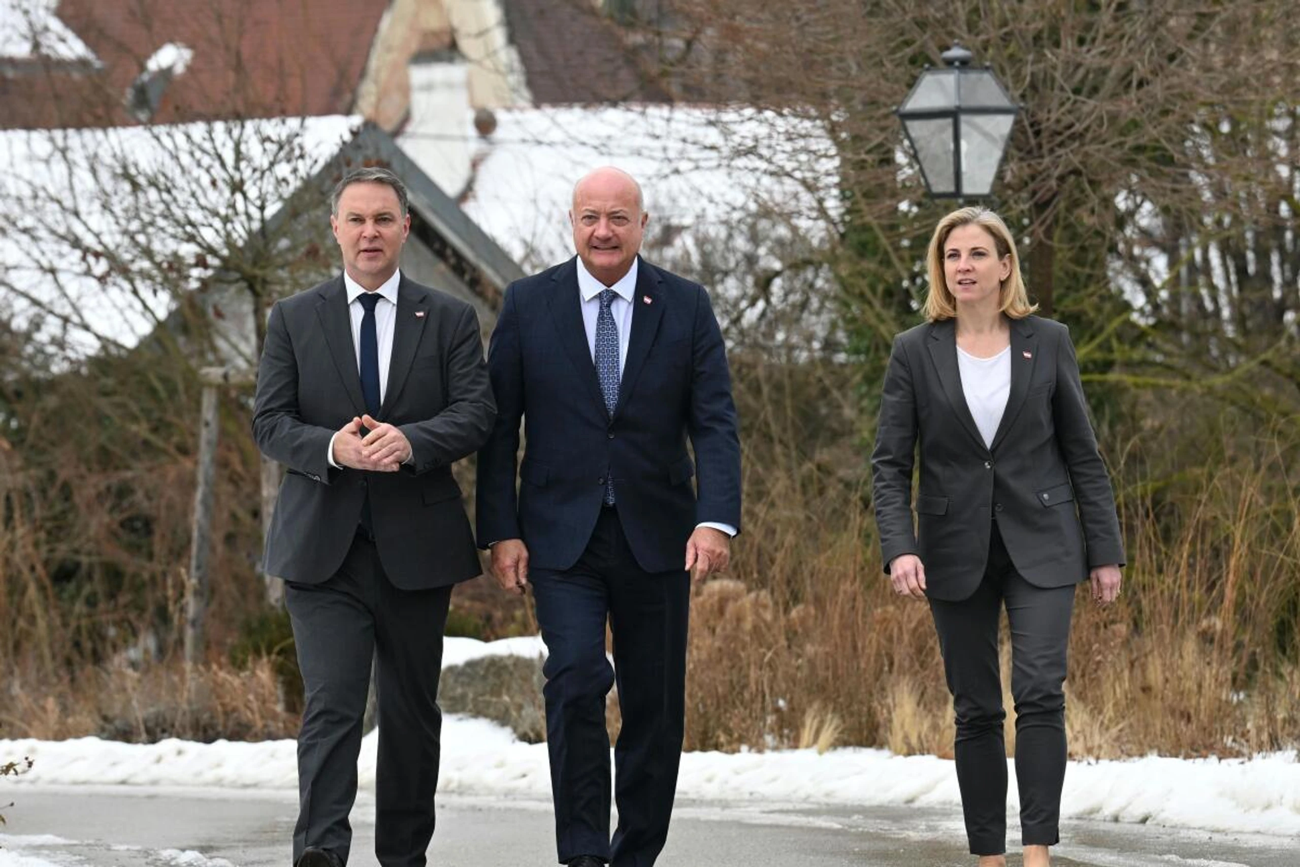 Die Regierungsspitze spaziert in ihre Klausur