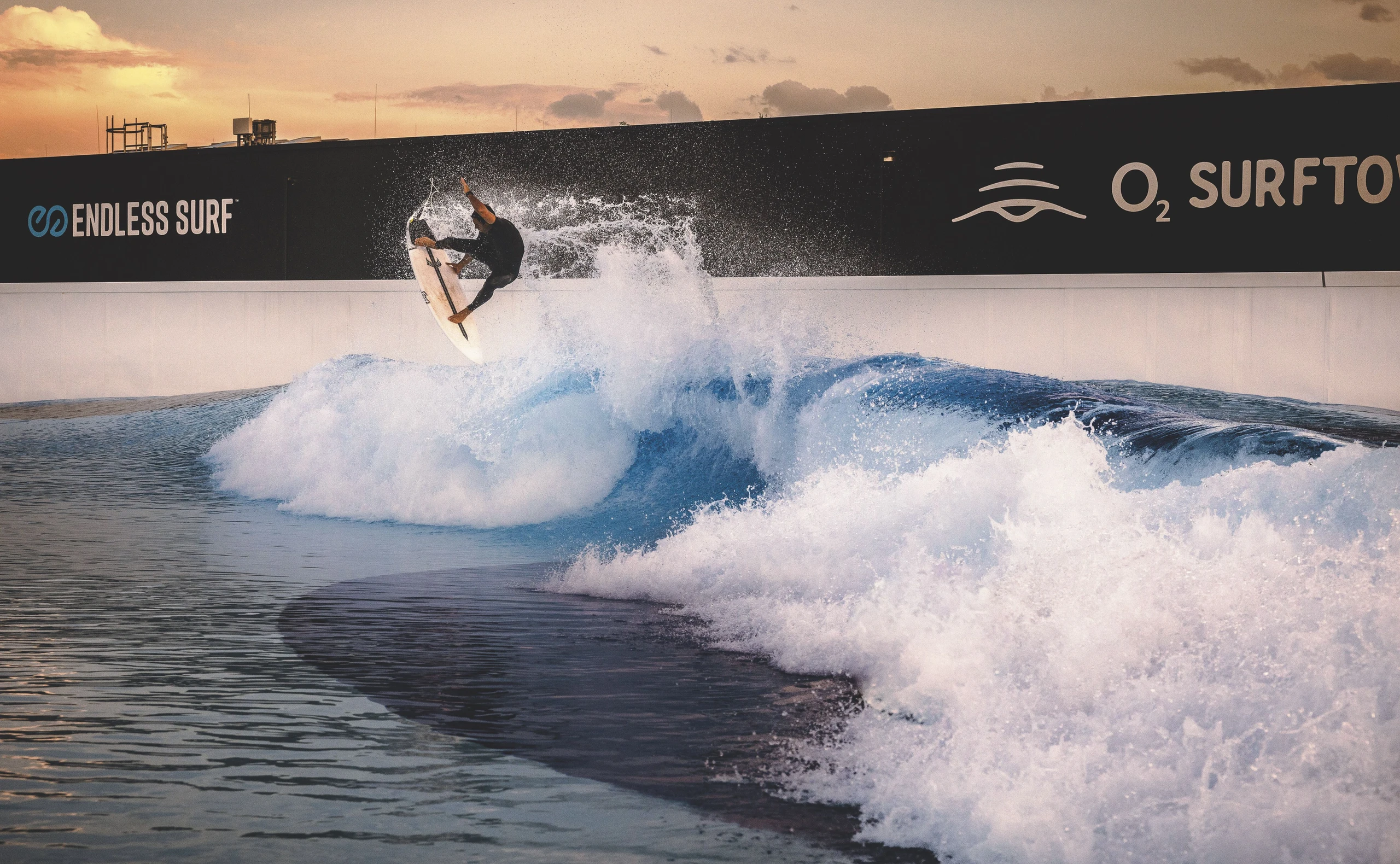 In München steht ein Wellenpool …