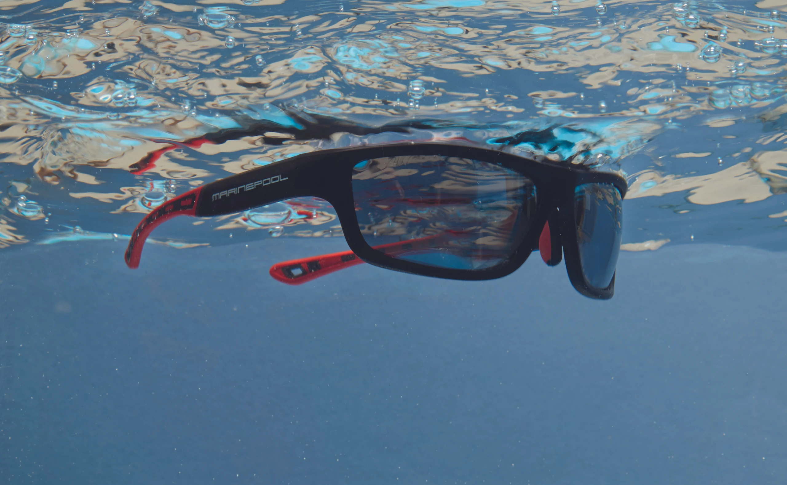 Schwimmende Sonnenbrille