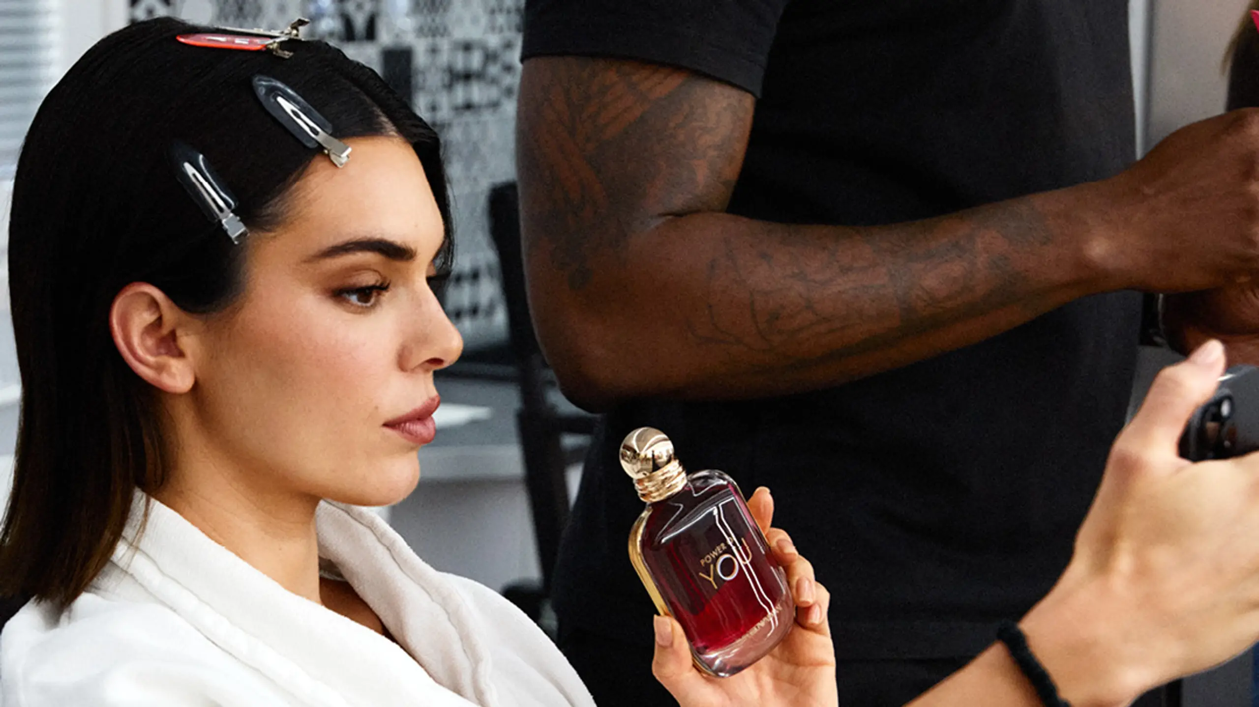 Kendall Jenner Backstage, macht im Bademantel gerade ein Selfie von sich und dem neuen Duft