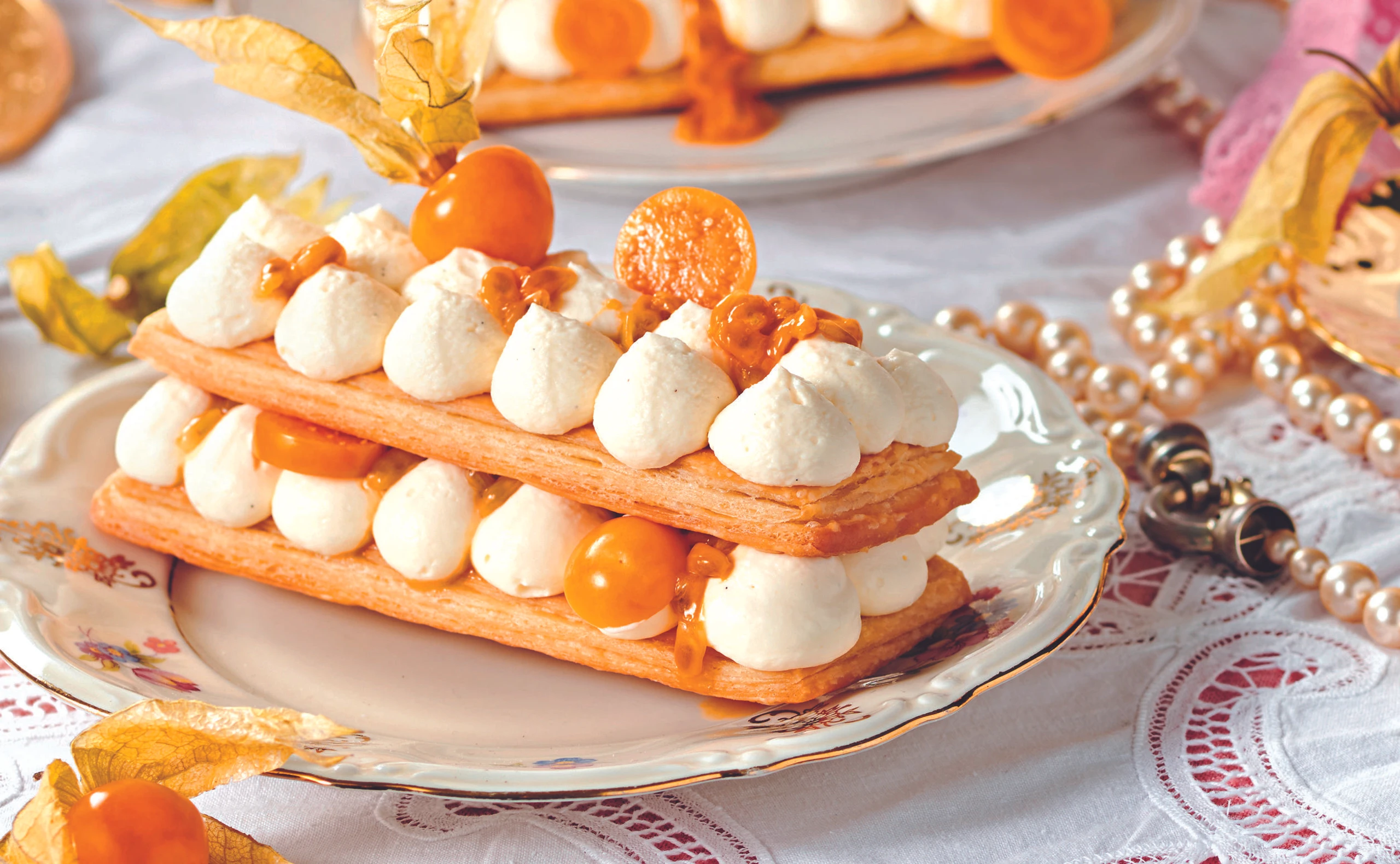 Mille-feuille mit weißer Schoko-Canache und Maracuja