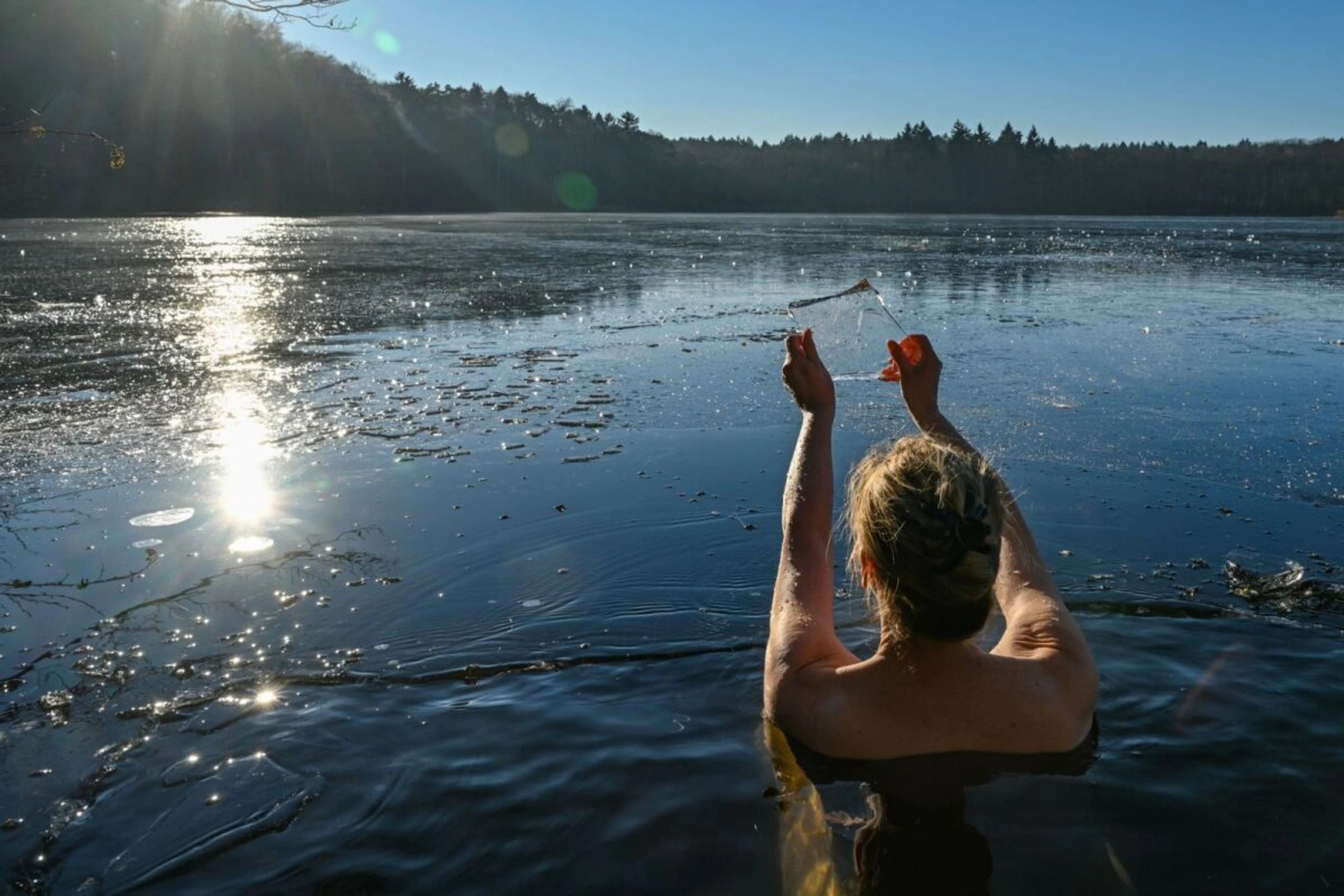 ++ ARCHIVBILD ++ Beim Eisbaden sollte man nie ganz alleine sein