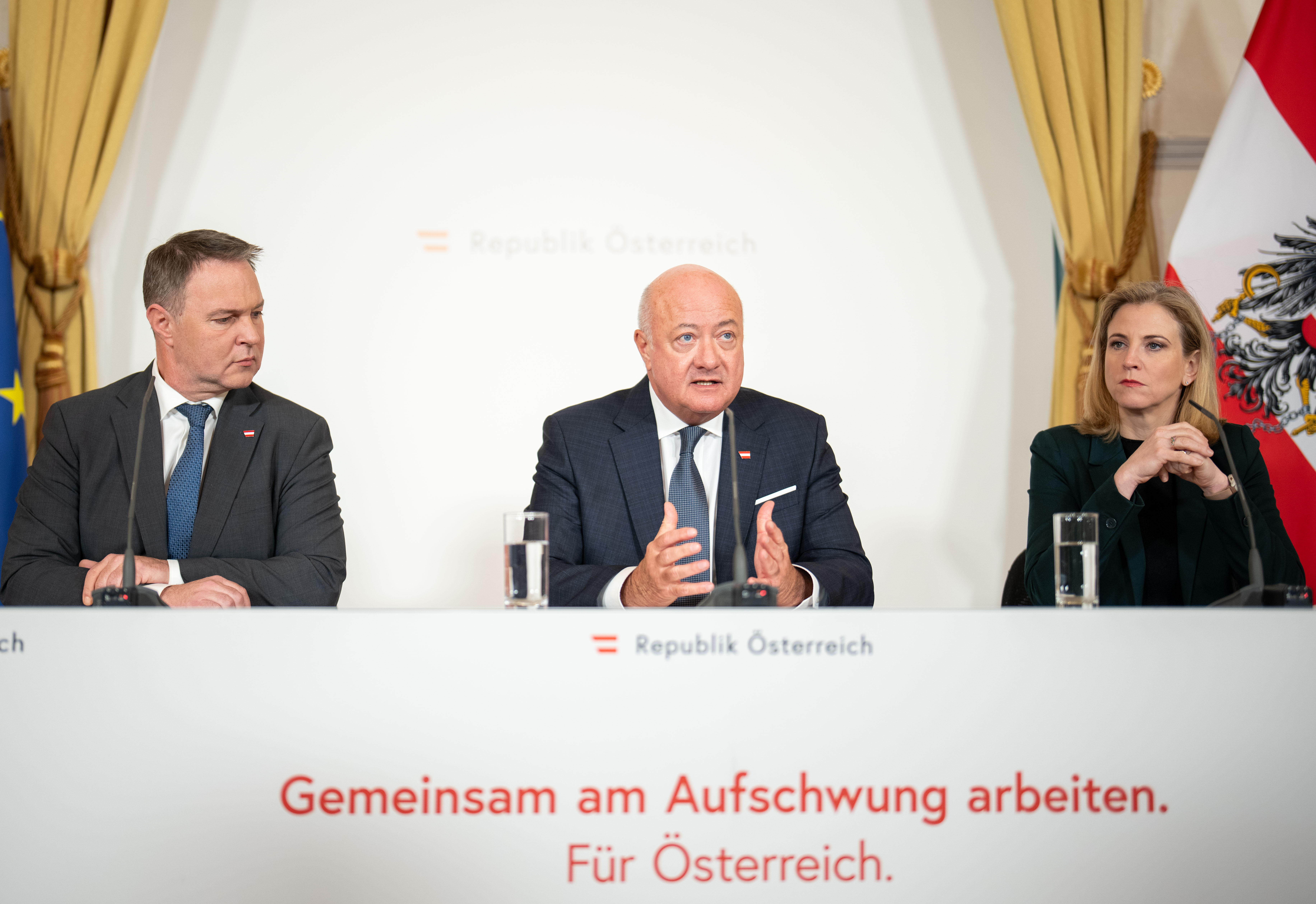 Vizekanzler Andreas Babler (SPÖ), Bundeskanzler Christian Stocker (ÖVP) und Außenministerin Beate Meinl-Reisinger (NEOS)
