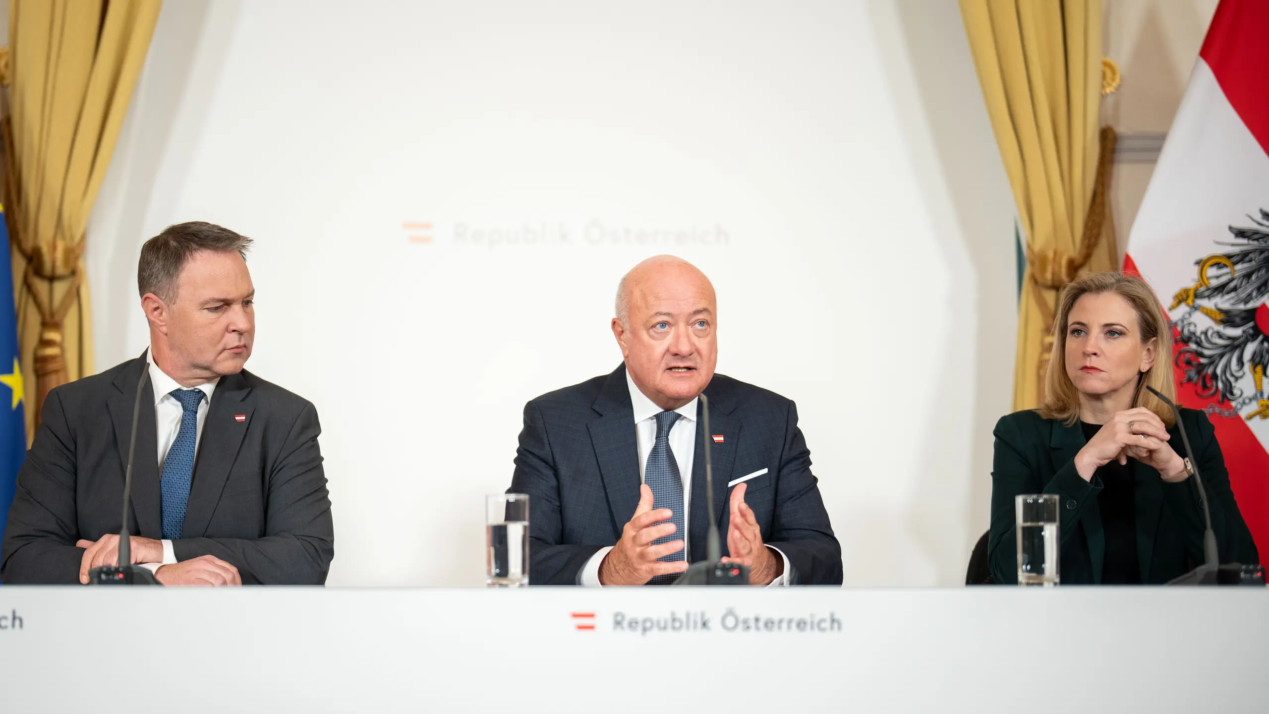 © APA/Georg Hochmuth Vizekanzler Andreas Babler (SPÖ), Bundeskanzler Christian Stocker (ÖVP) und Außenministerin Beate Meinl-Reisinger (NEOS)