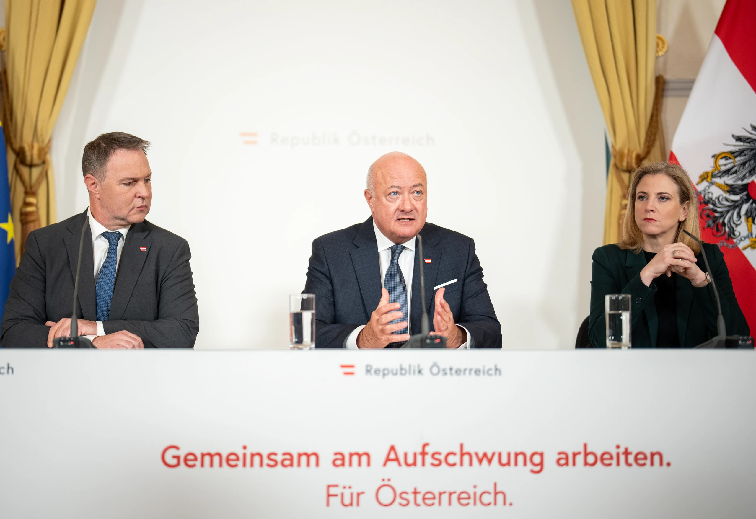 Vizekanzler Andreas Babler (SPÖ), Bundeskanzler Christian Stocker (ÖVP) und Außenministerin Beate Meinl-Reisinger (NEOS)