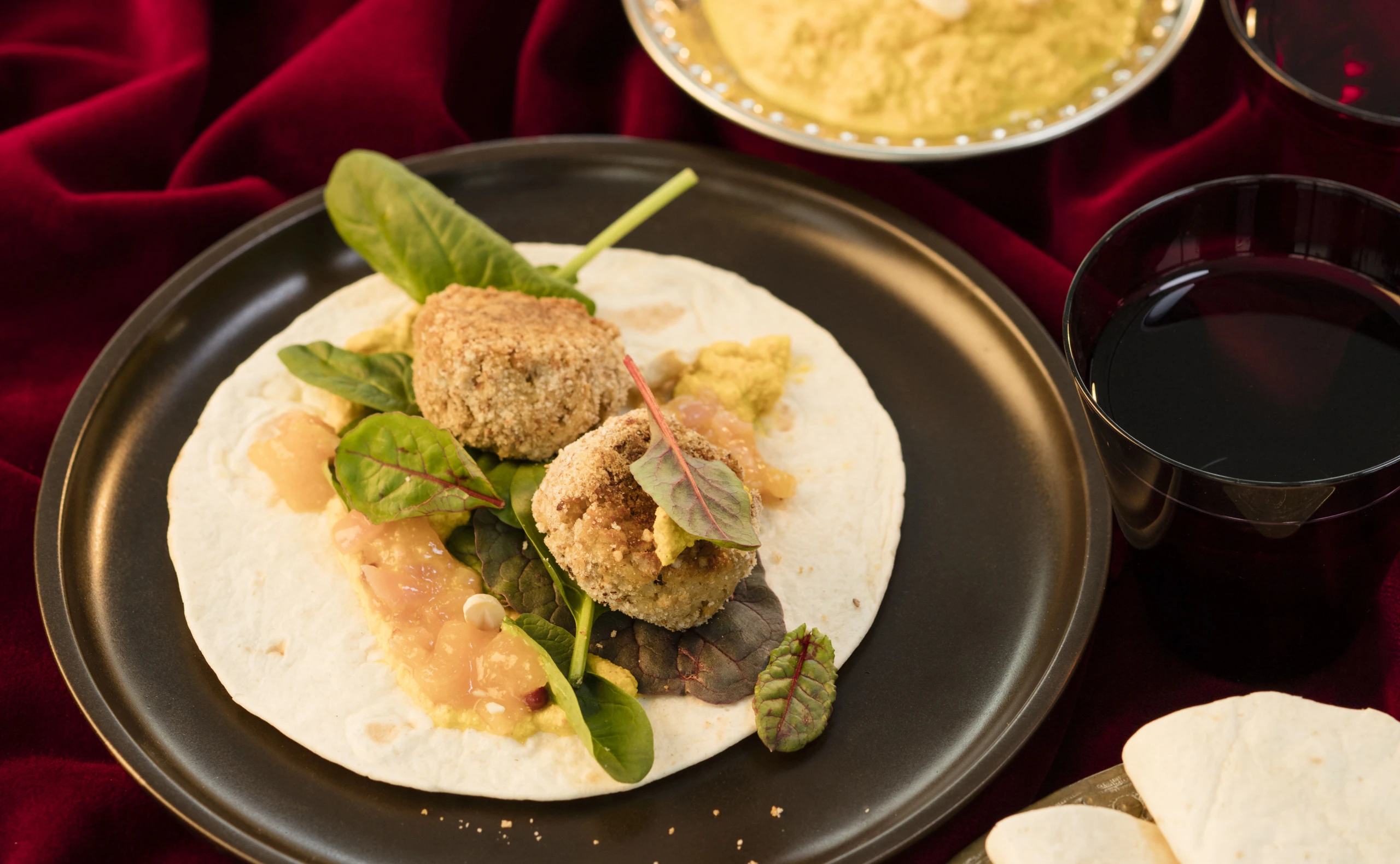 Tortilla mit Karfiol-Kichererbsenbällchen