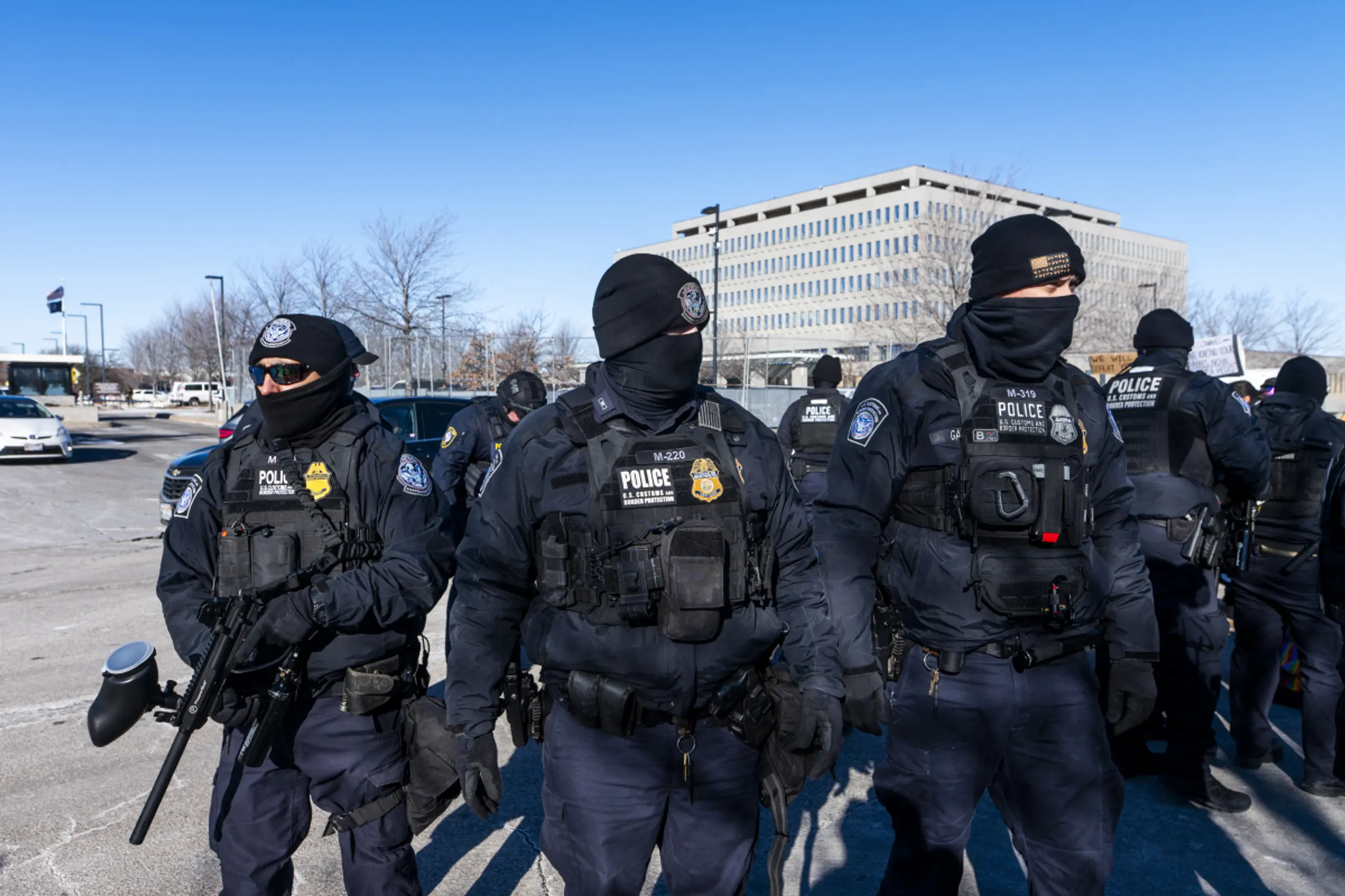 Gegen das Vorgehen der ICE-Beamten wird demonstriert