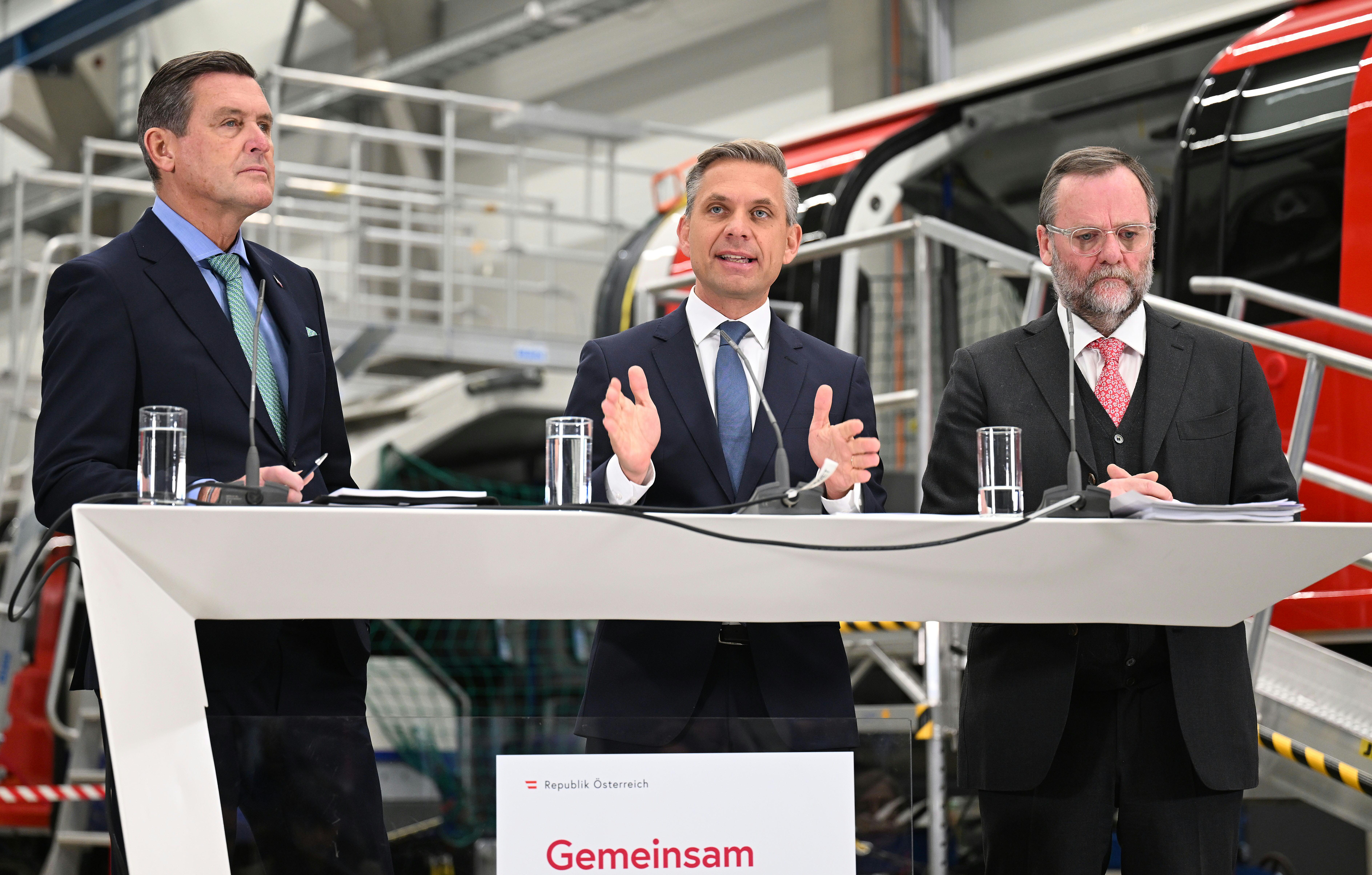 Infrastrukturminister Peter Hanke (SPÖ), Wirtschaftsminister Wolfgang Hattmannsdorfer (ÖVP) und Staatssekretär Josef Schellhorn