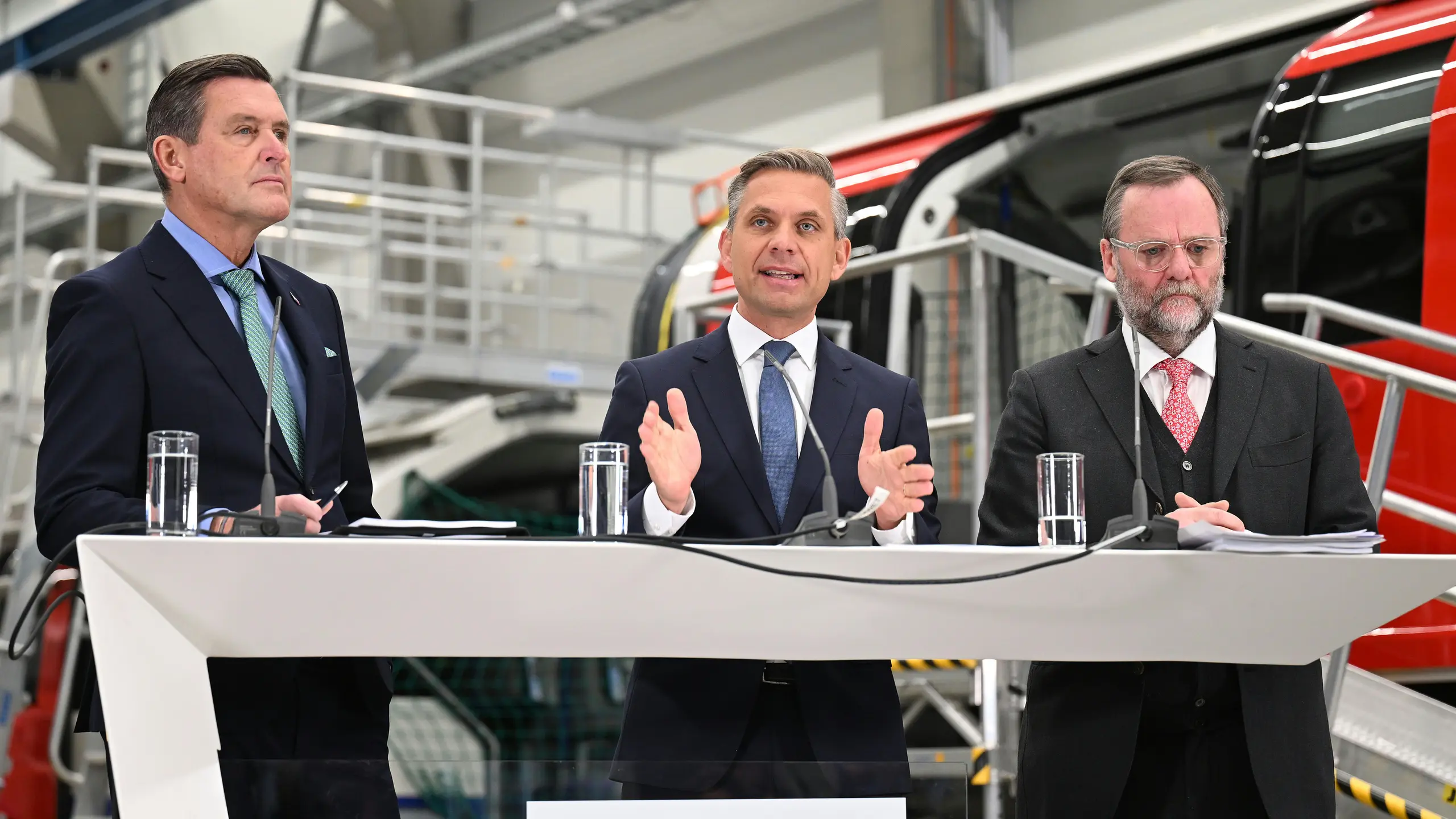 © APA/Helmut Fohringer Infrastrukturminister Peter Hanke (SPÖ), Wirtschaftsminister Wolfgang Hattmannsdorfer (ÖVP) und Staatssekretär Josef Schellhorn