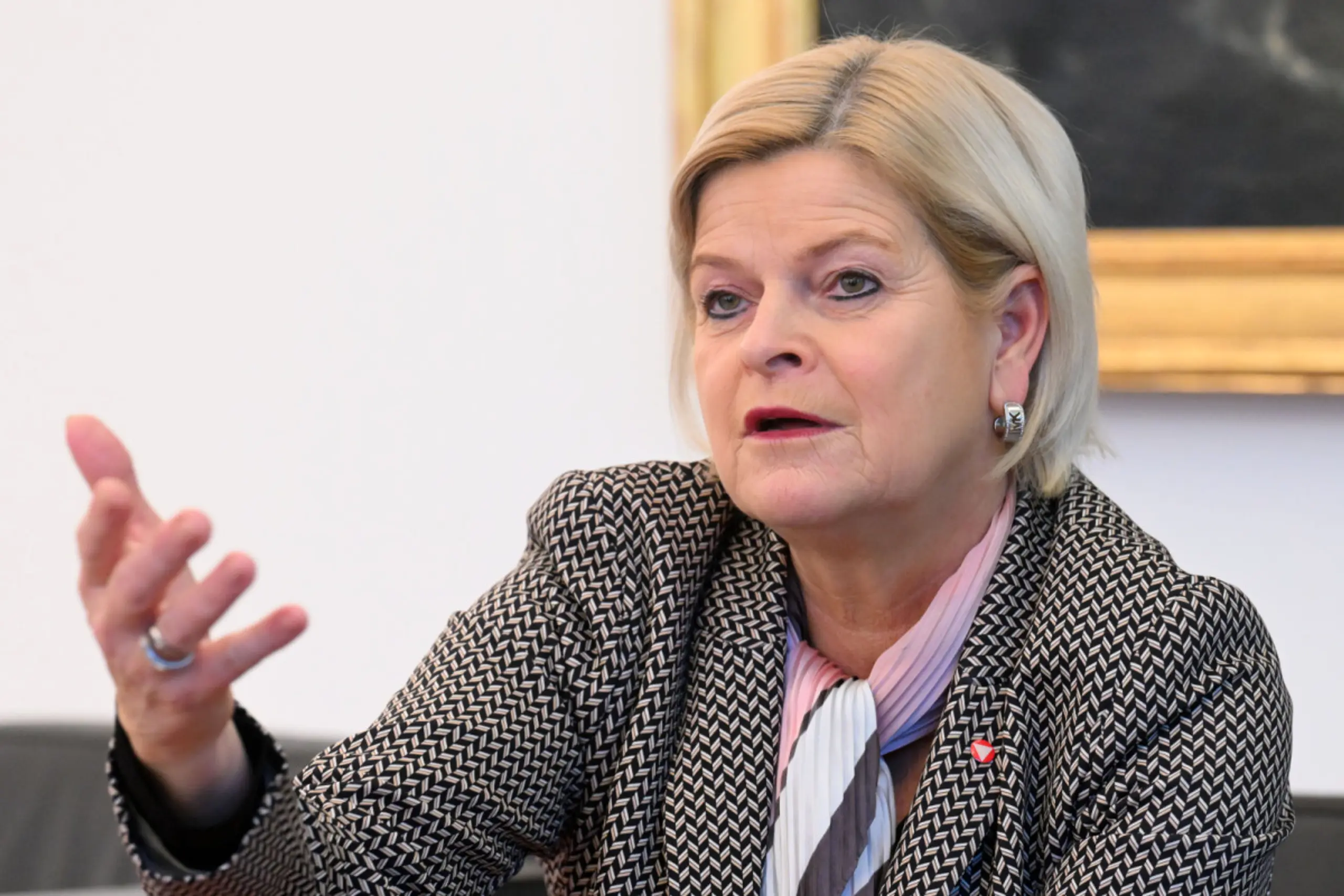 Verteidigungsminsterin Tanner will Diskussion Wehrpflicht starten