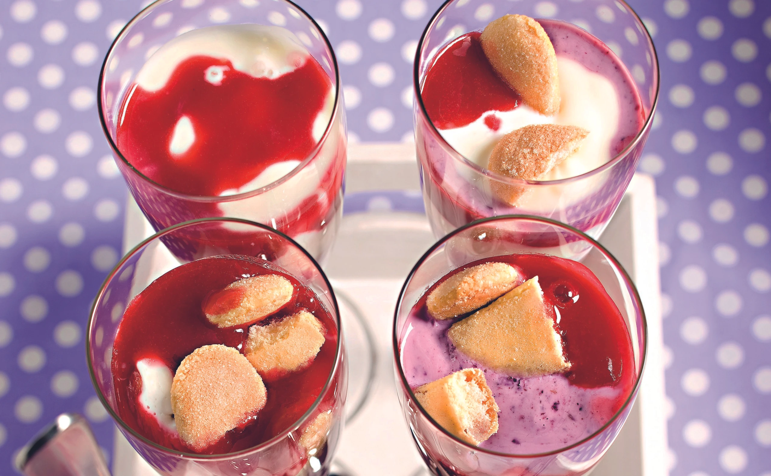 Geschichtete Beeren-Joghurt-Creme