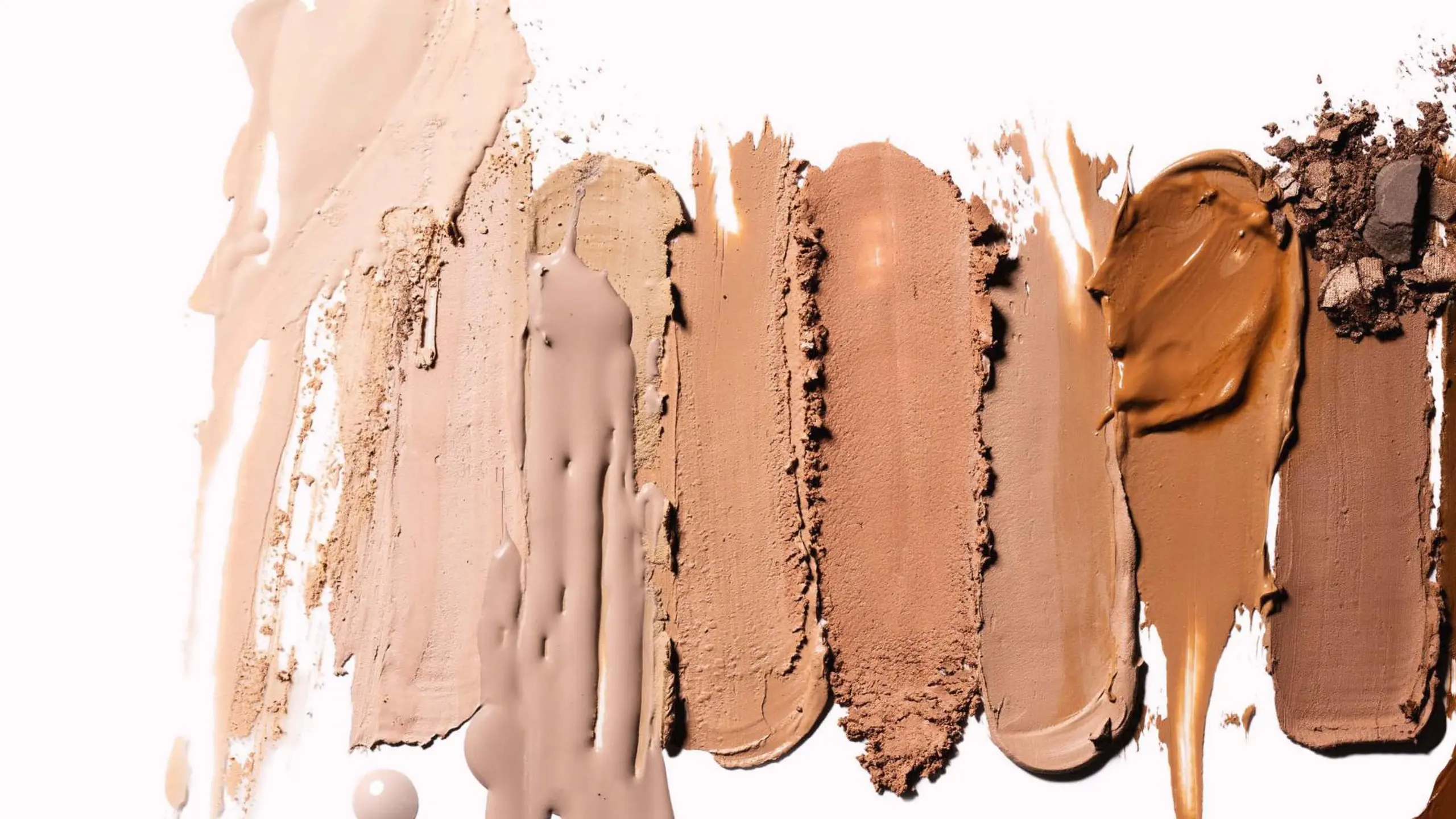 Swatches von verschieden farbigen Foundations in einer Reihe
