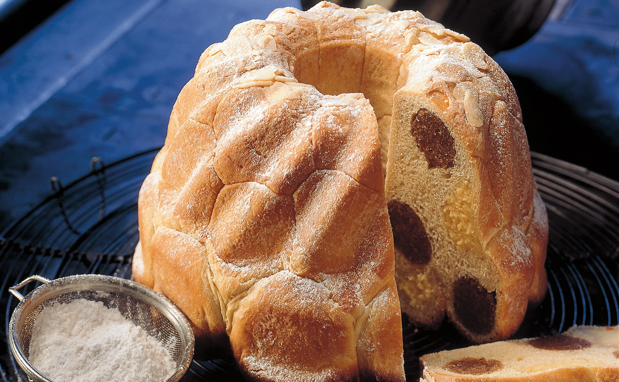 Patzerl-Gugelhupf mit Nuss- und Topfenfülle