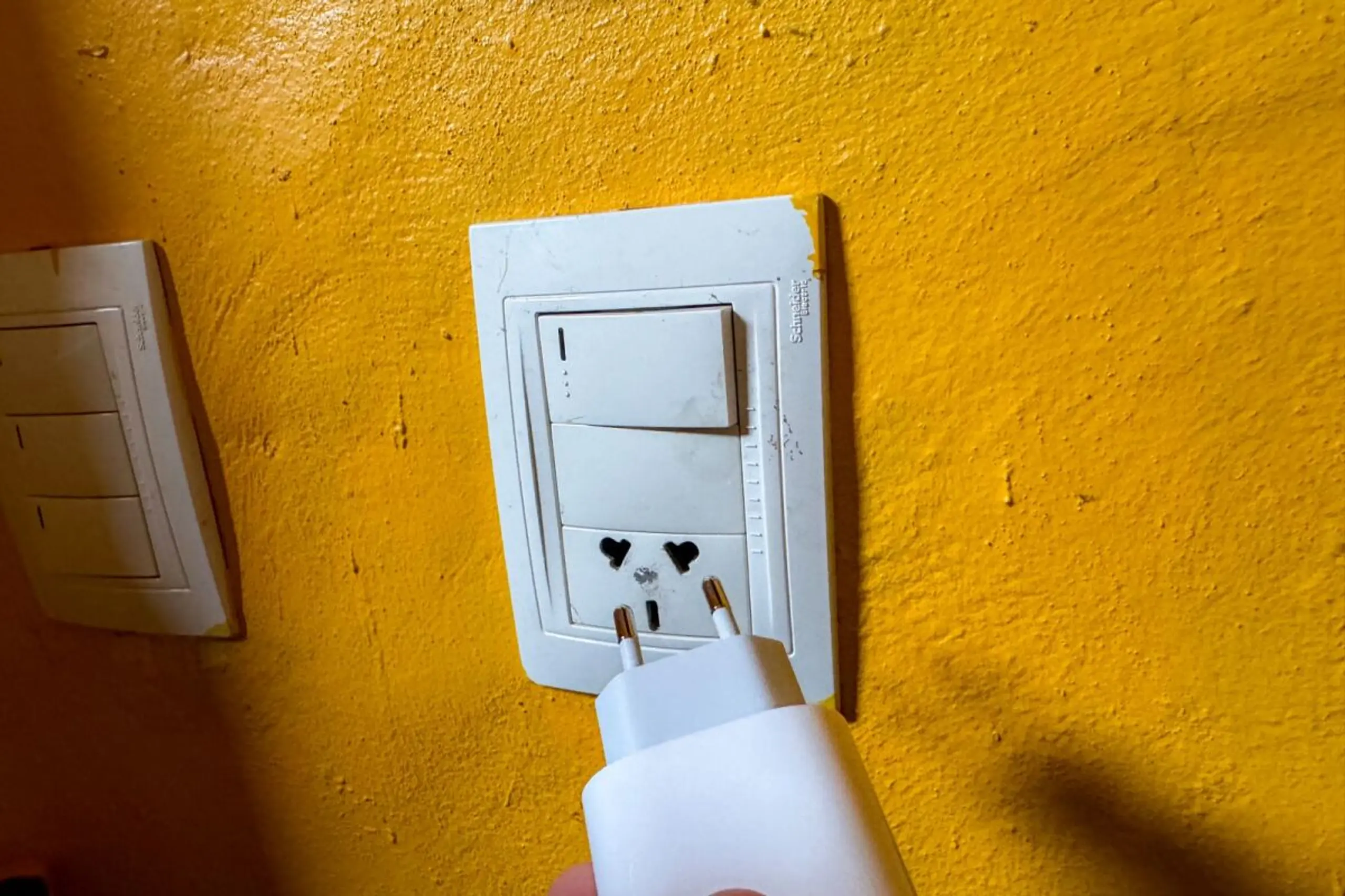 ++ ARCHIVBILD ++ Die richtige Spannung beim Adapter zu finden ist wichtig