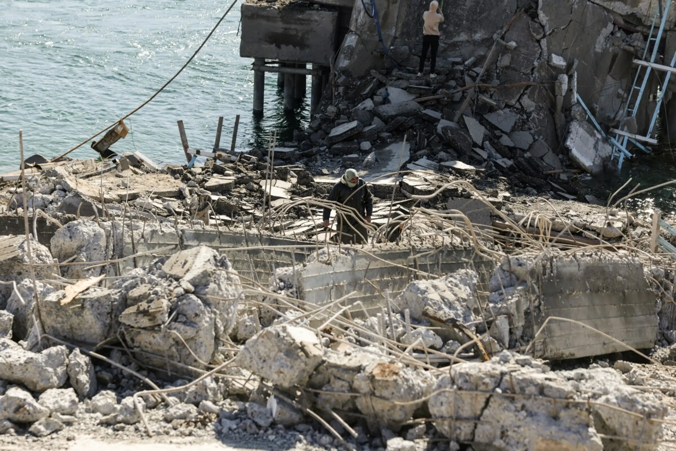 Zerstörte Brücke am Euphrat bei Raqqa