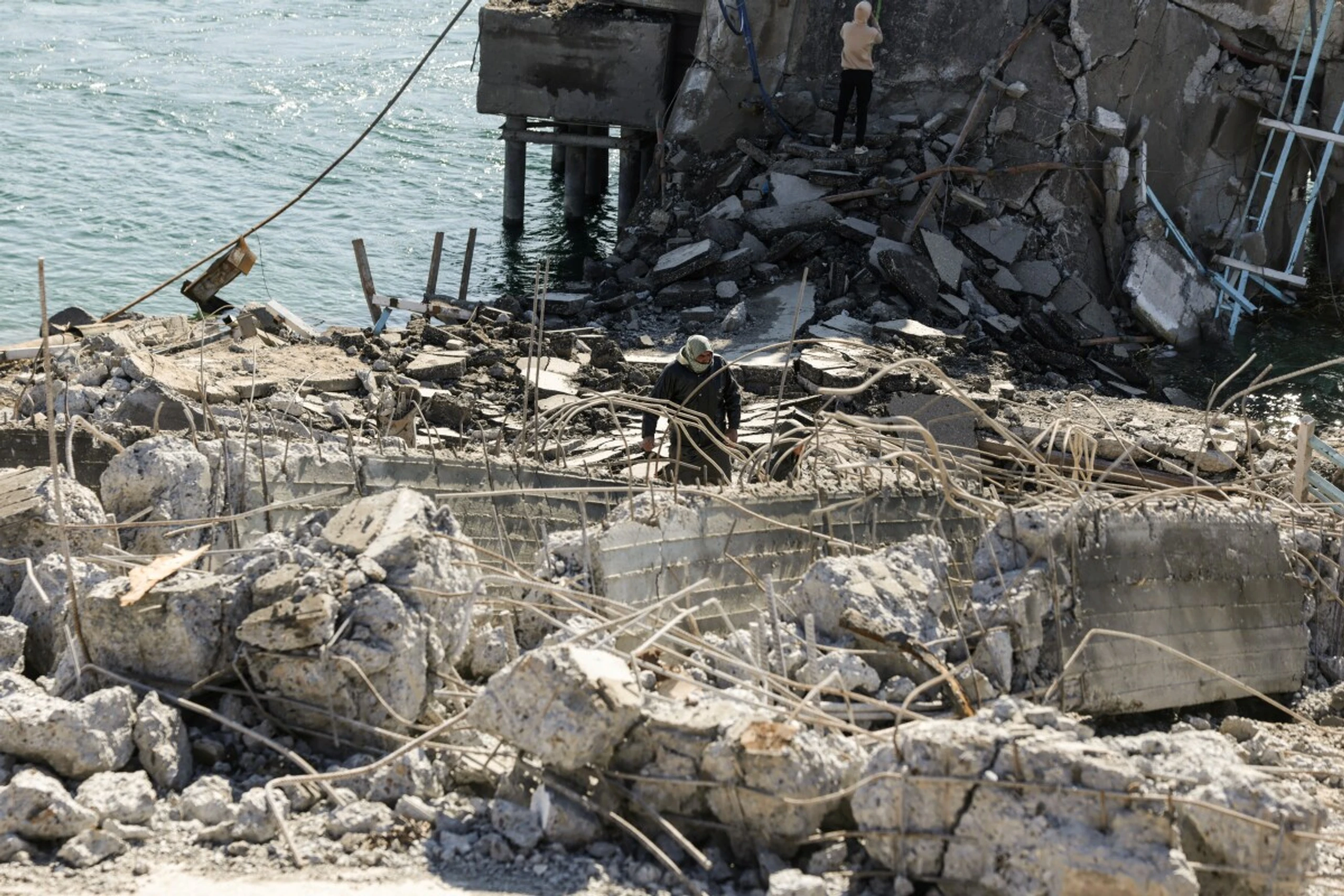 Zerstörte Brücke am Euphrat bei Raqqa