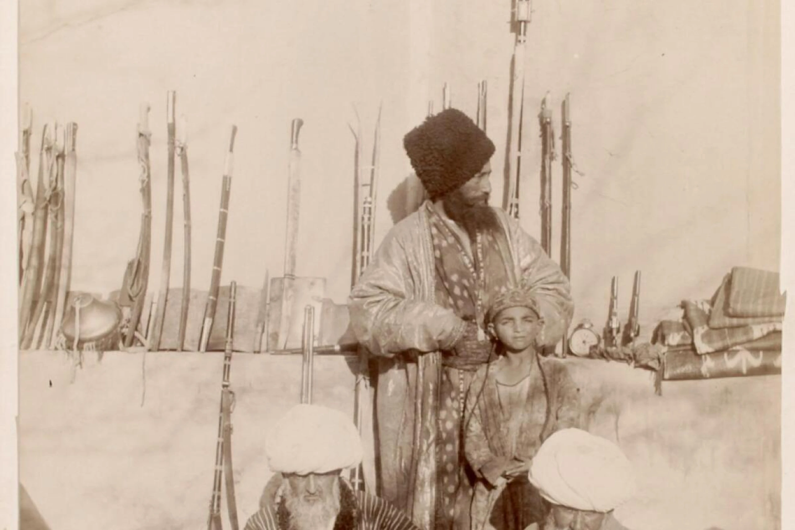 "Bucharischer Waffenverkäufer", vor 1891 fotografiert