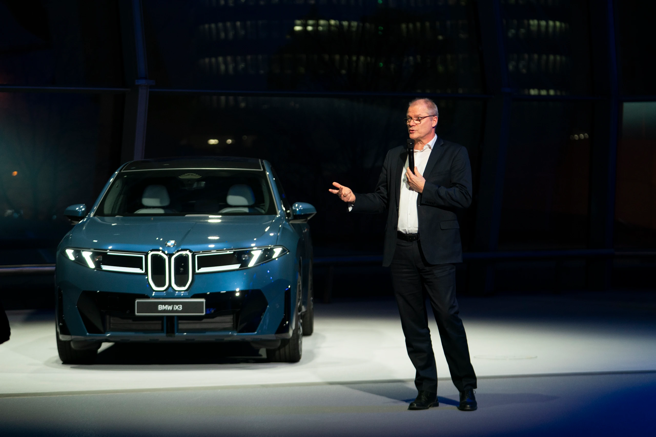 BMW übergibt ersten iX3 in Deutschland