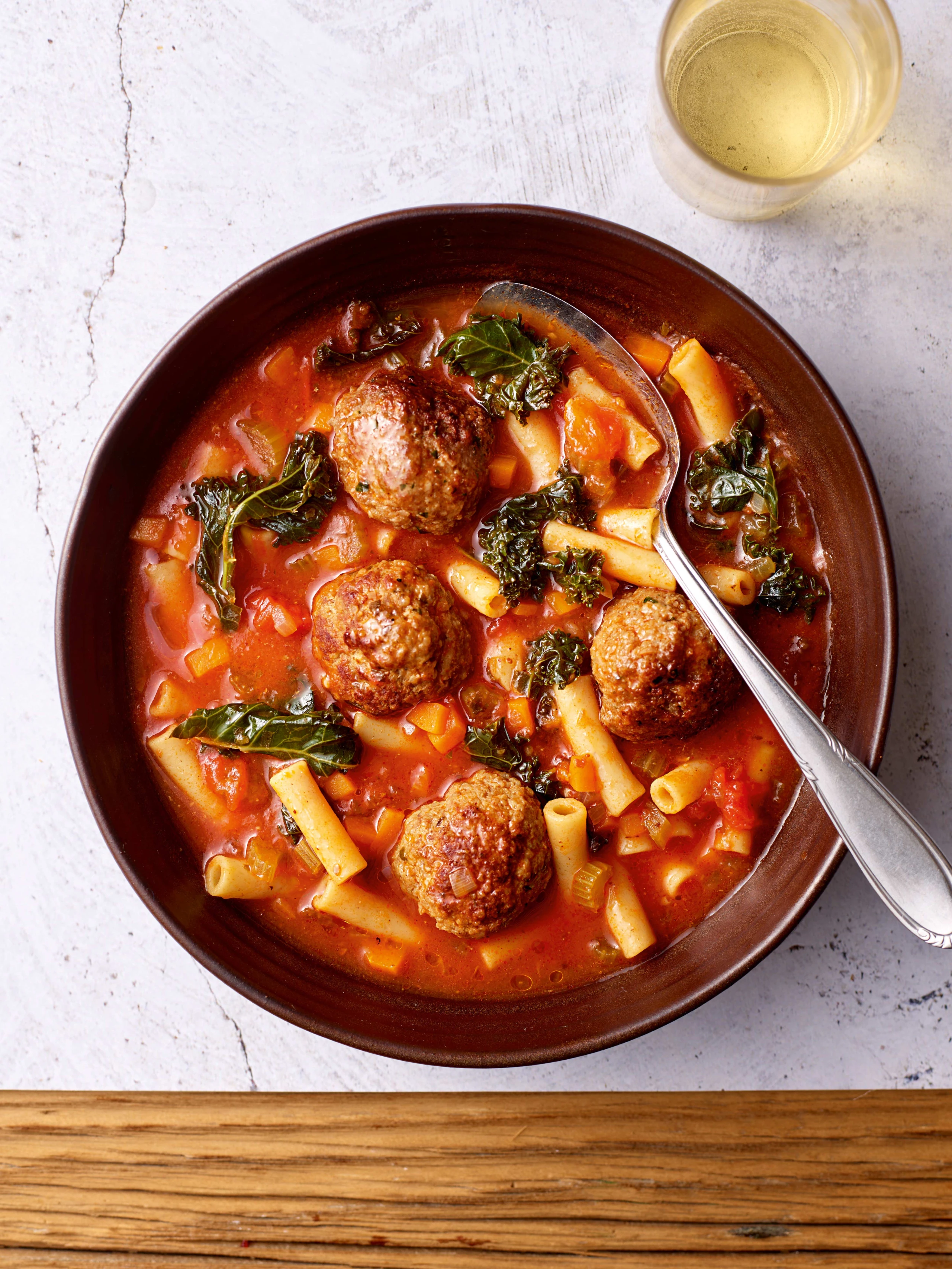 Suppe mit Gemüse und Fleischbällchen