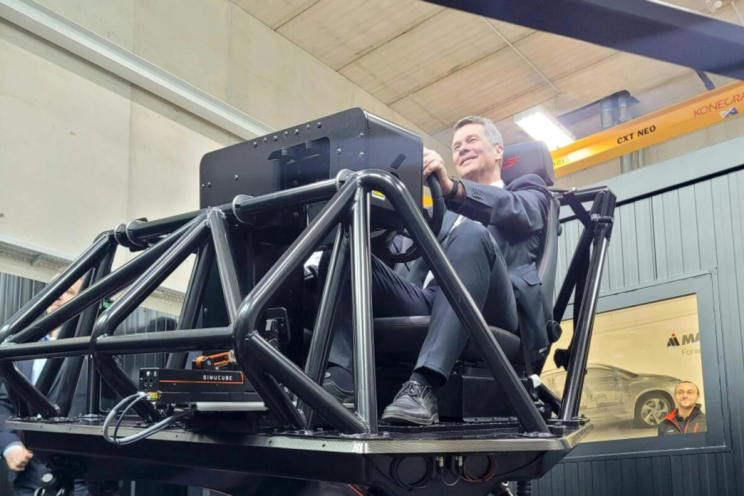 TU-Rektor Horst Bischof im neuen Simulator