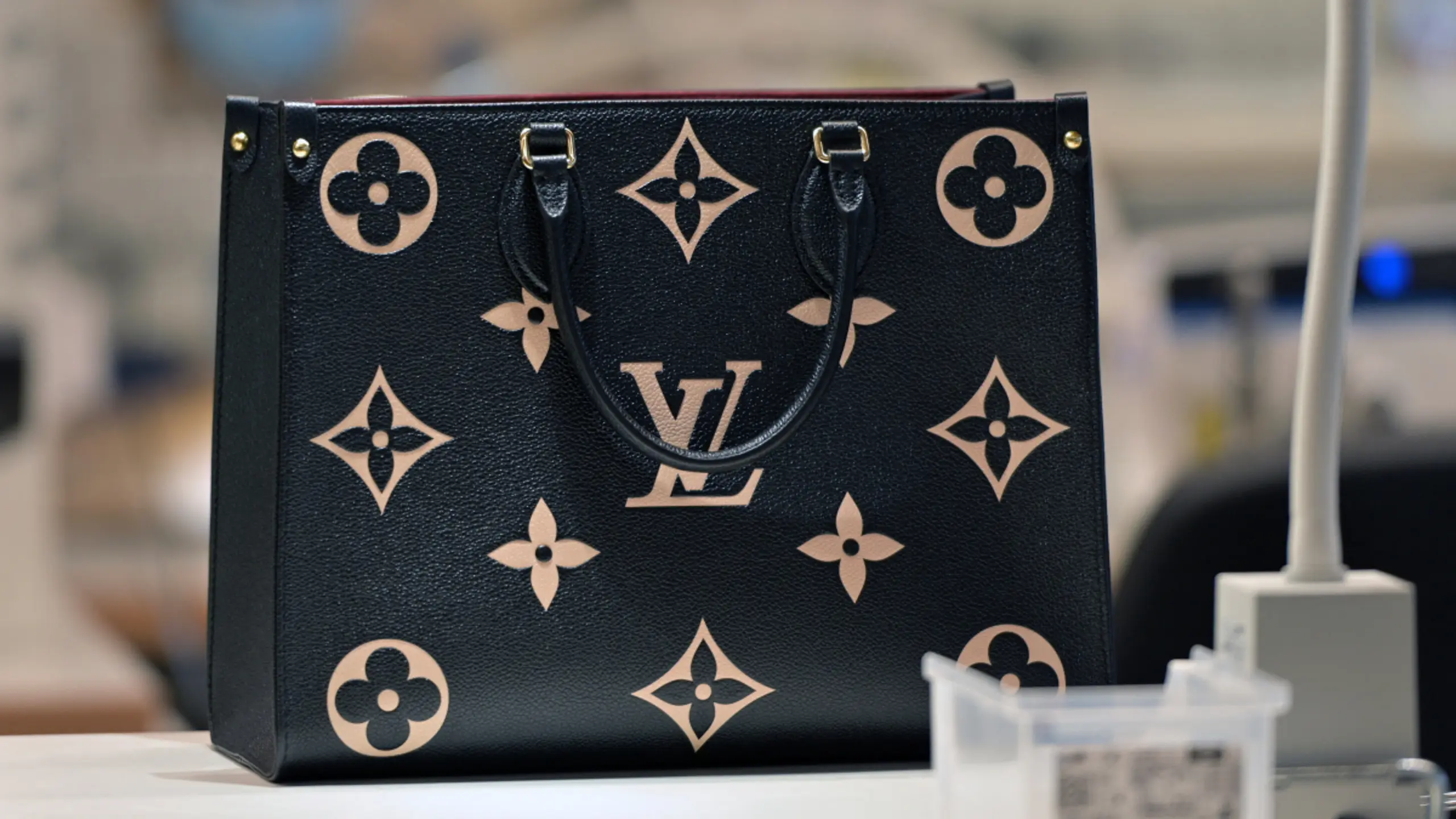 Margen von Währungseffekten, US-Zöllen und Goldpreis belastet