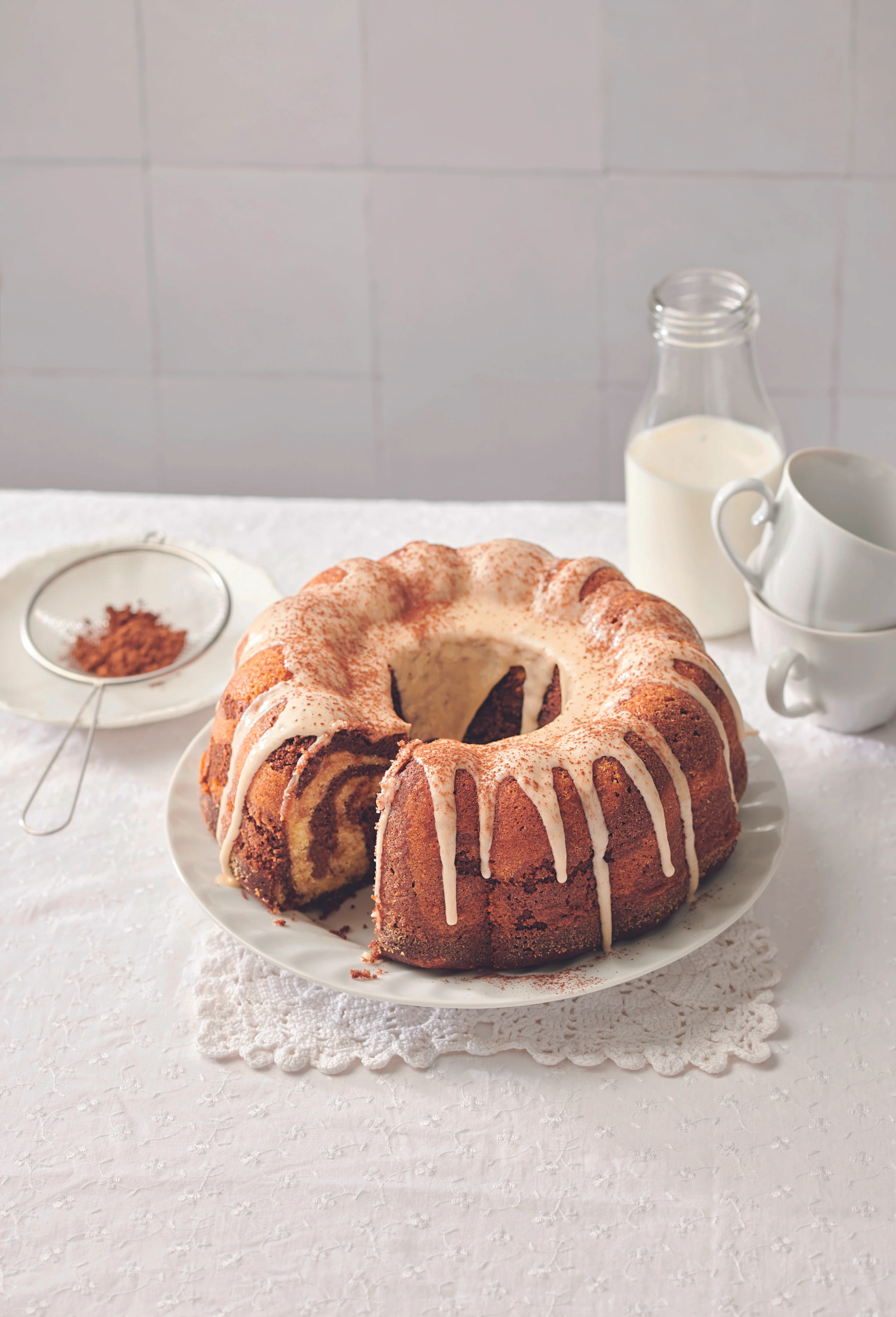 Orangen-Gugelhupf mit Schokoglasur und Krokant