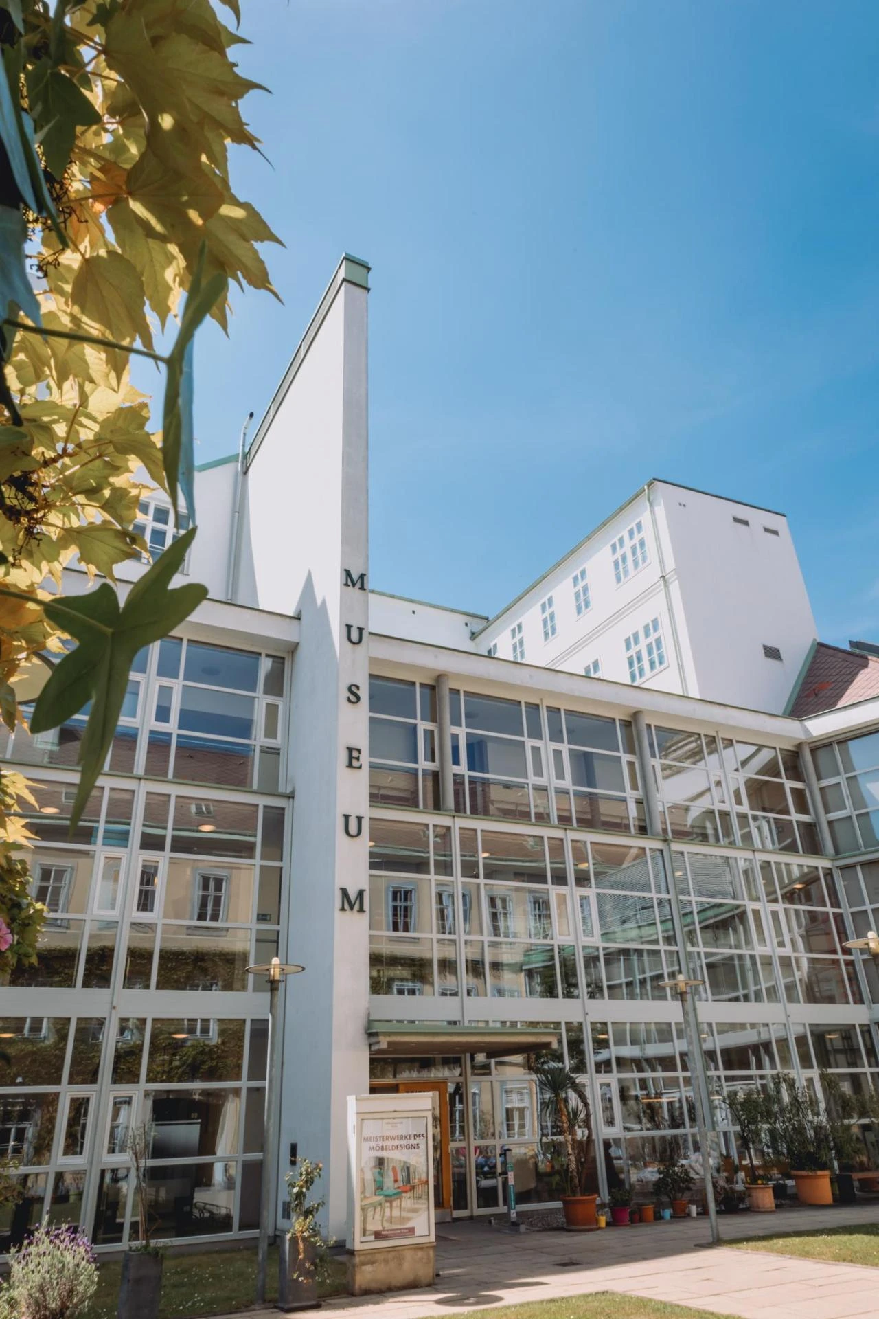 Museumsgebäude mit Glasfassade und dem Schriftzug 