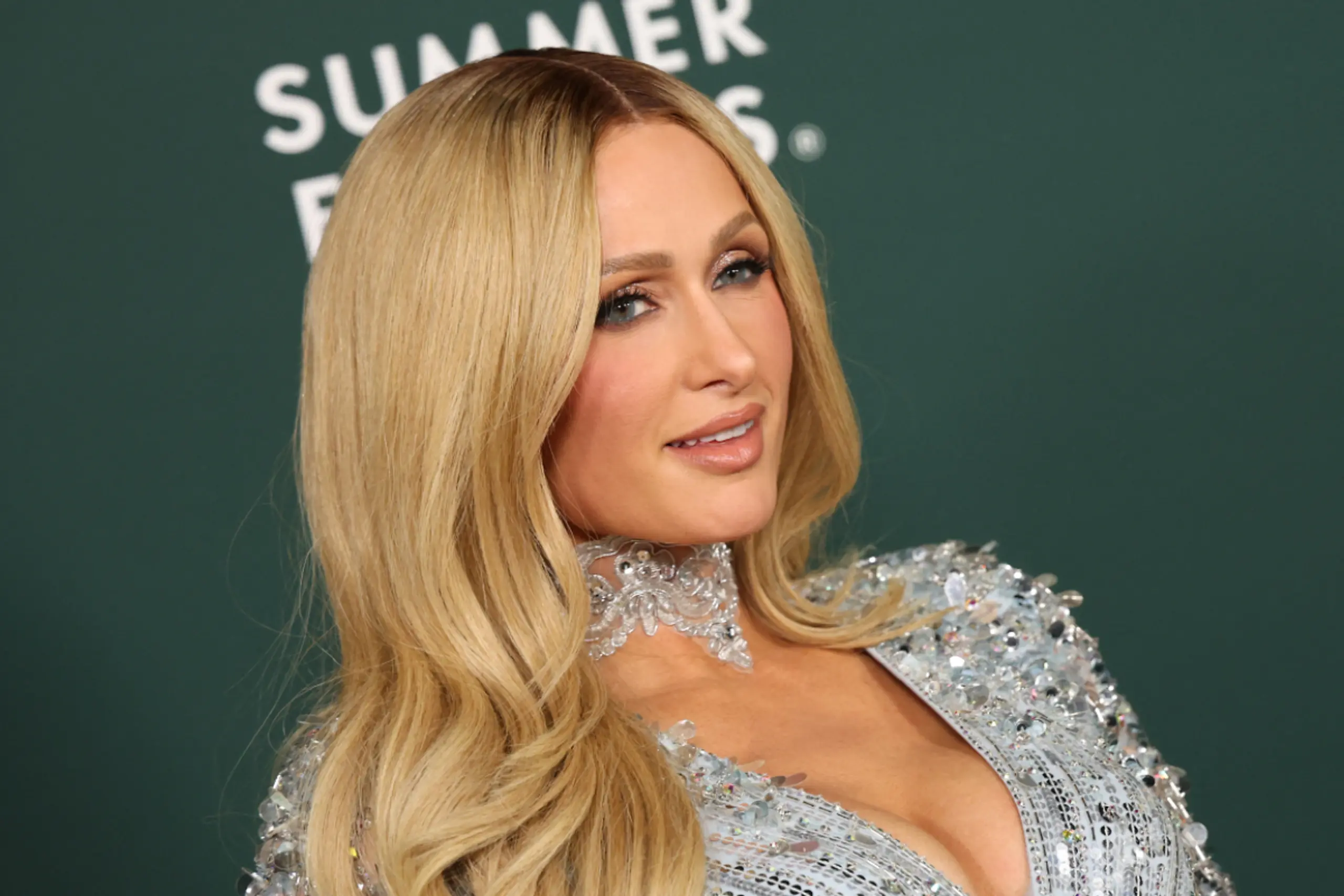 Hilton blickt in der Doku offenherzig auf ihr Leben zurück