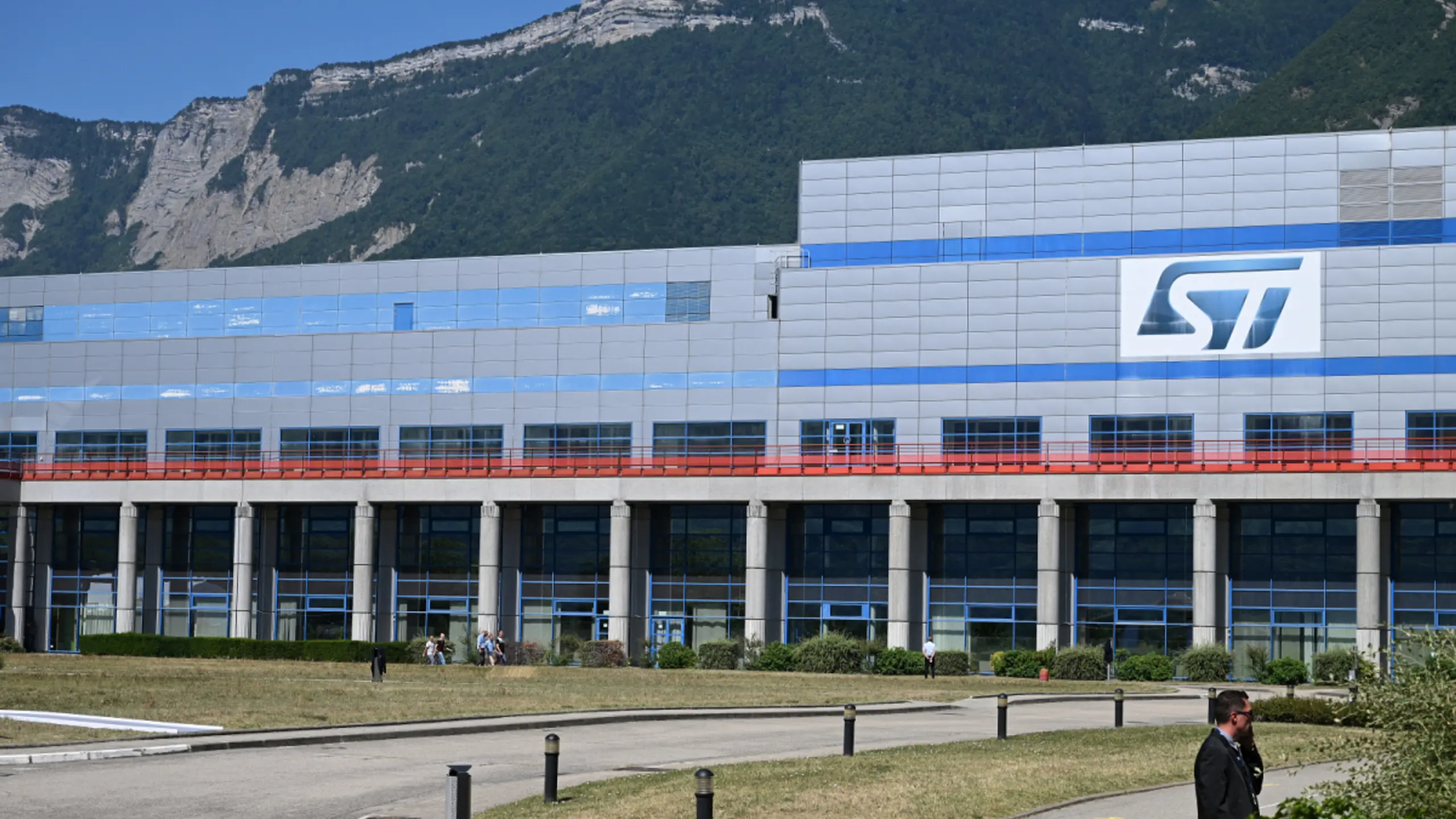 © APA/APA/AFP/POOL/JEAN-PHILIPPE KSIAZEK STMicroelectronics leidet unter Krise der Automobilindustrie