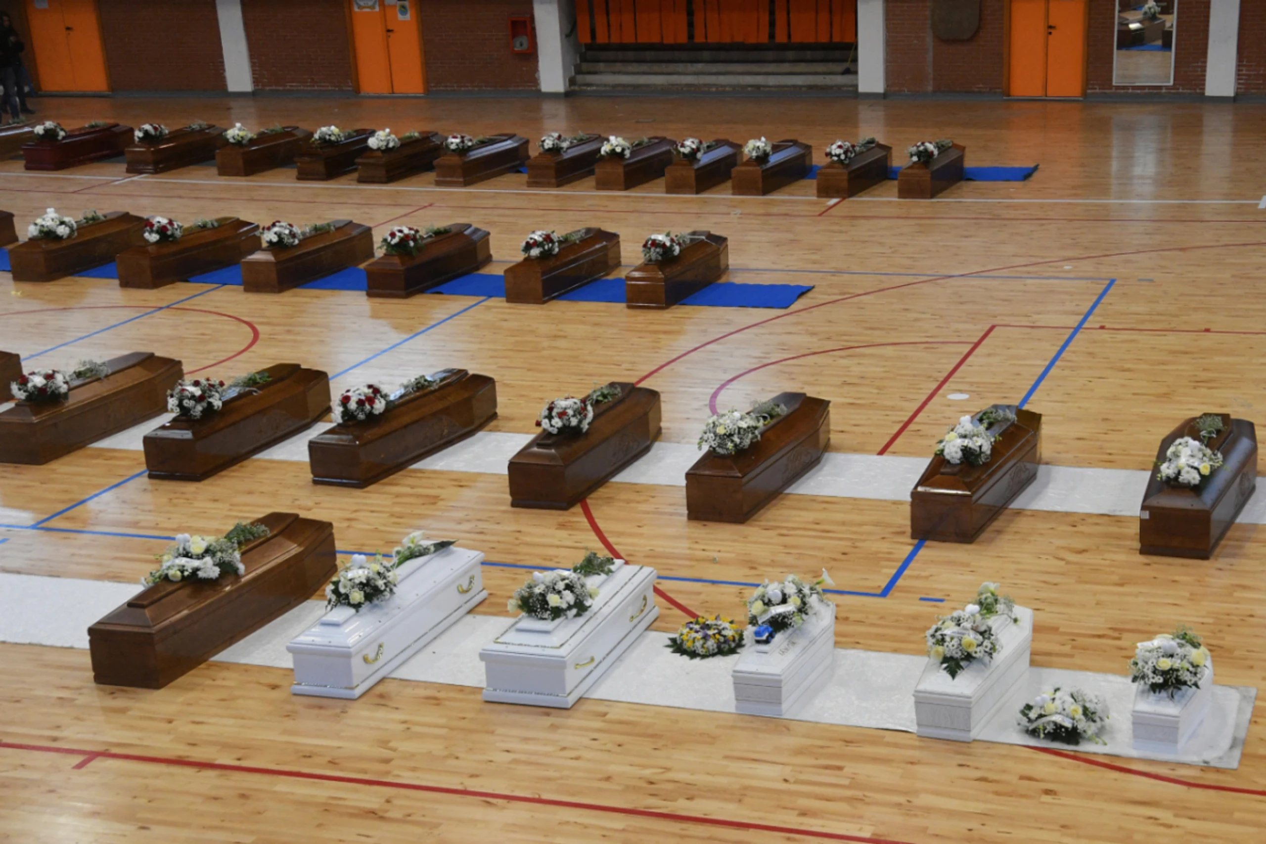 Nach dem Unglück reihte sich in einer Sporthalle Sarg an Sarg