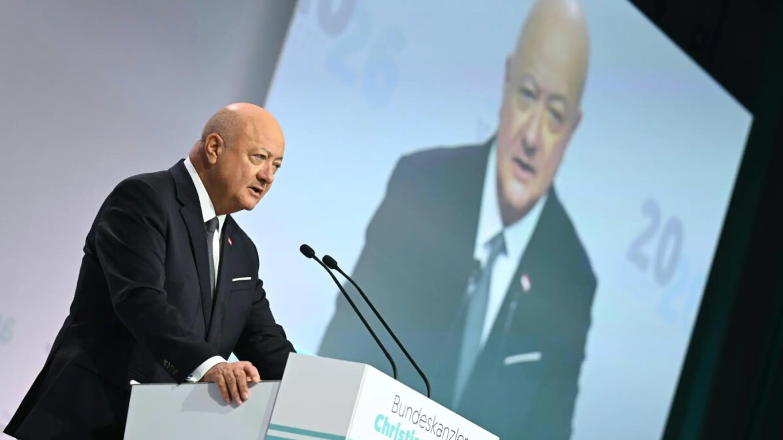 © APA/APA/HELMUT FOHRINGER/HELMUT FOHRINGER Bundeskanzler Stocker will die Meinung der Bevölkerung einholen