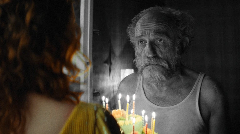 Gewinne Premierentickets für „Sie glauben an Engel, Herr Drowak“