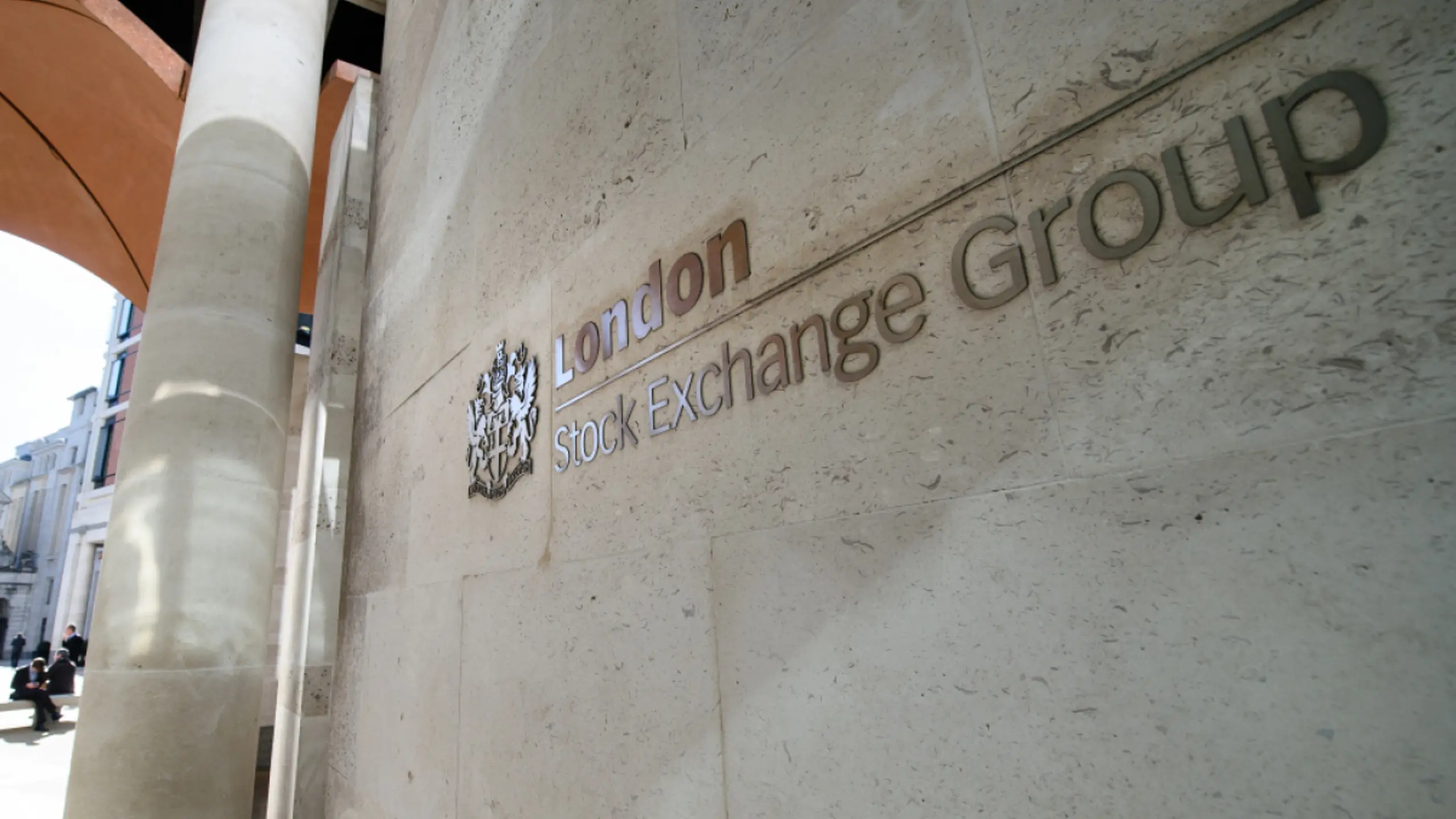 Aktien von Informationsdienstleistern und Medienwerten unter Druck