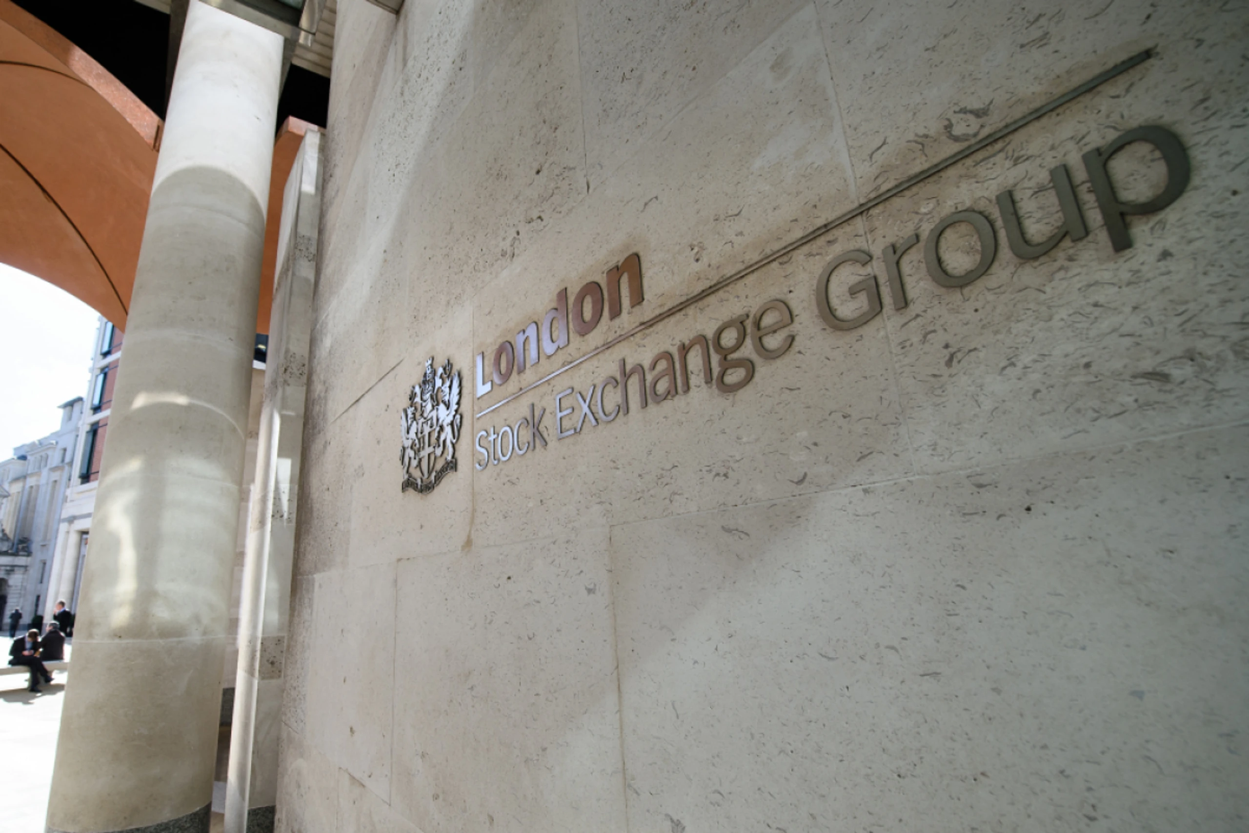 Aktien von Informationsdienstleistern und Medienwerten unter Druck