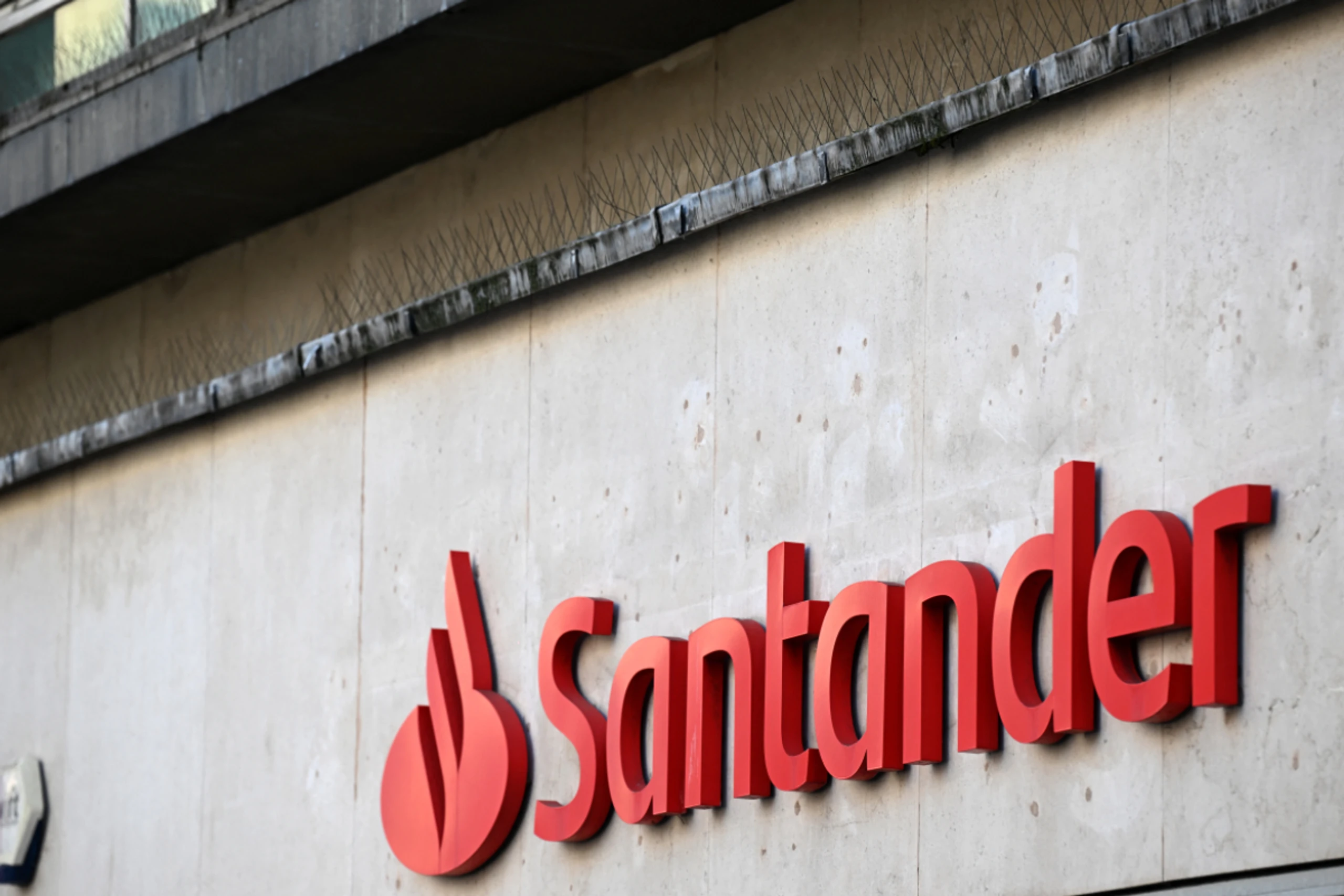 Santander steigt somit in den Kreis der 10 größten US-Geschäftsbanken auf