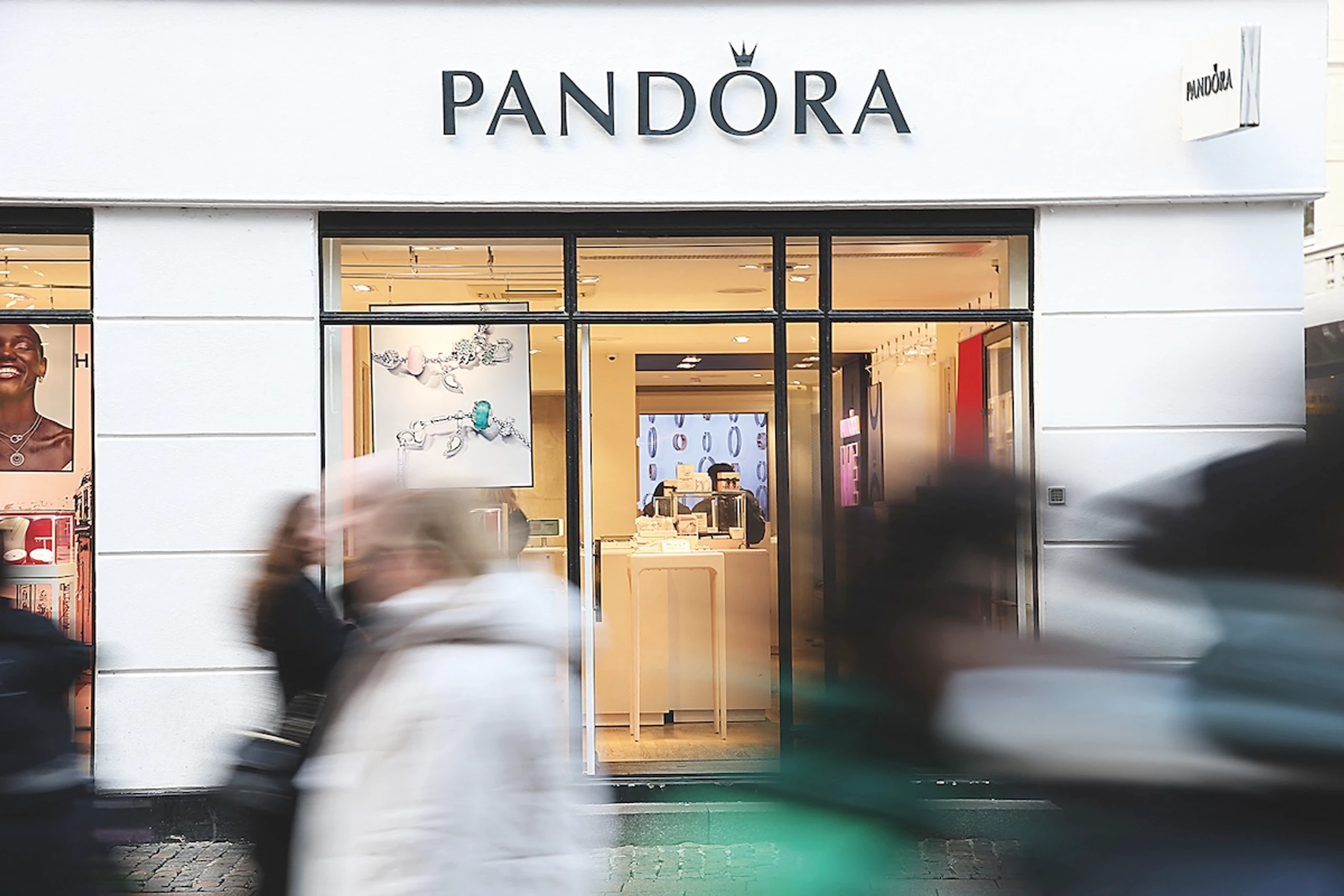 Swarovski-Konkurrent Pandora weicht auf Platin aus