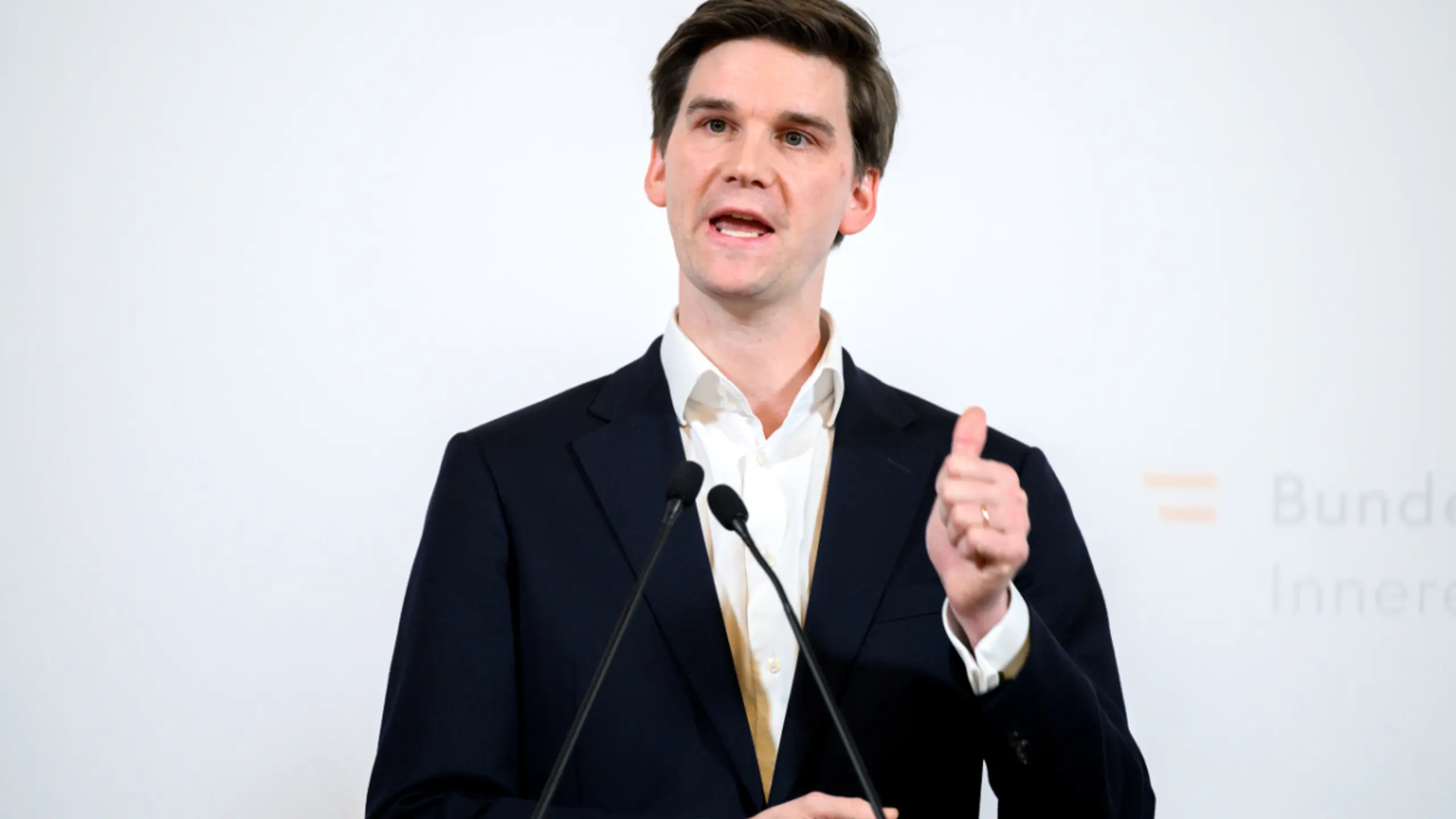 Hoyos will Politik über Wehrpflicht entscheiden lassen