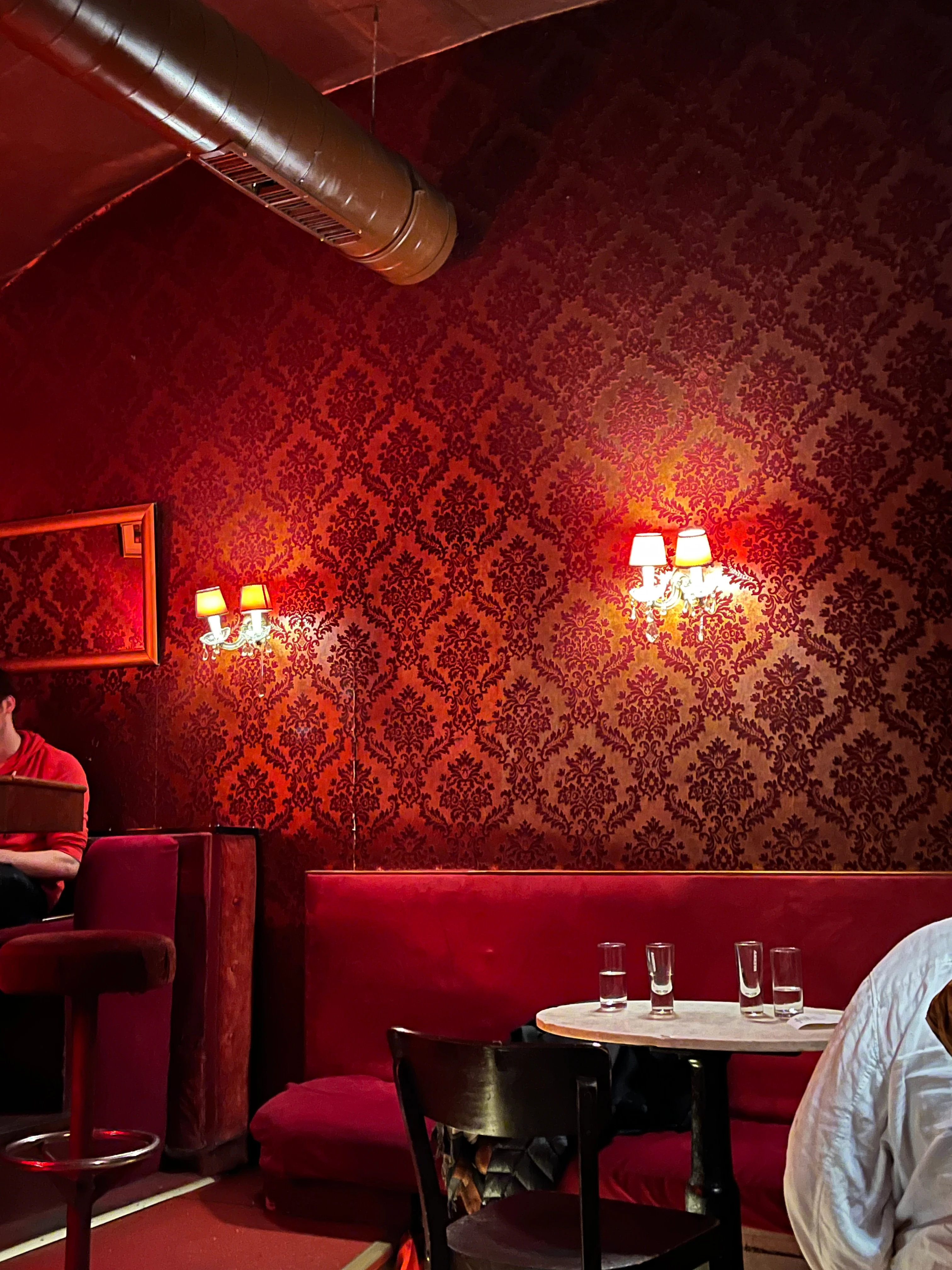 Gemütliches Restaurant mit roter Dekoration und floralem Muster