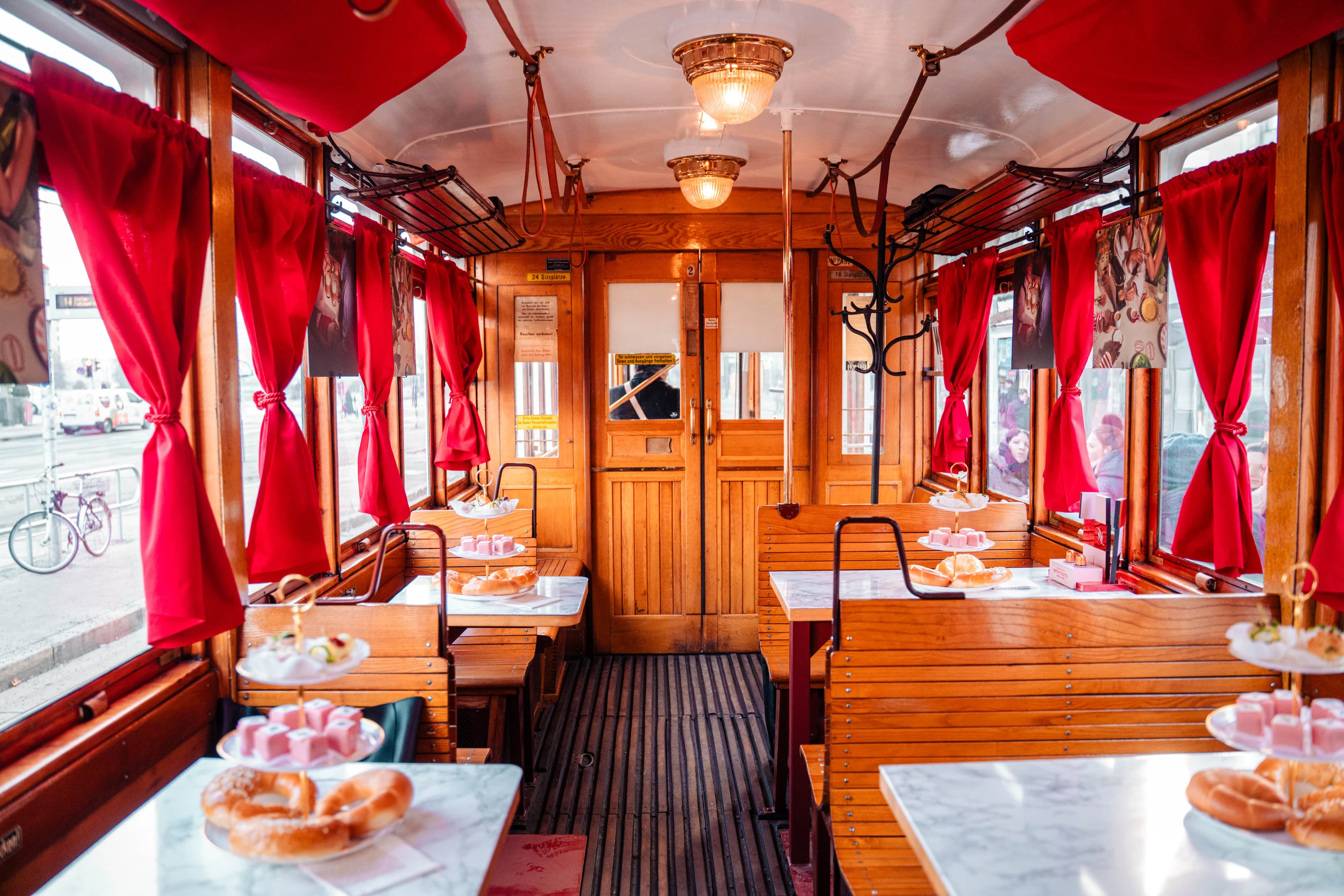 Kaffeehauskultur auf Schienen: Nespresso fährt mit der „Vienna Lungo Tram“ über die Ringstraße