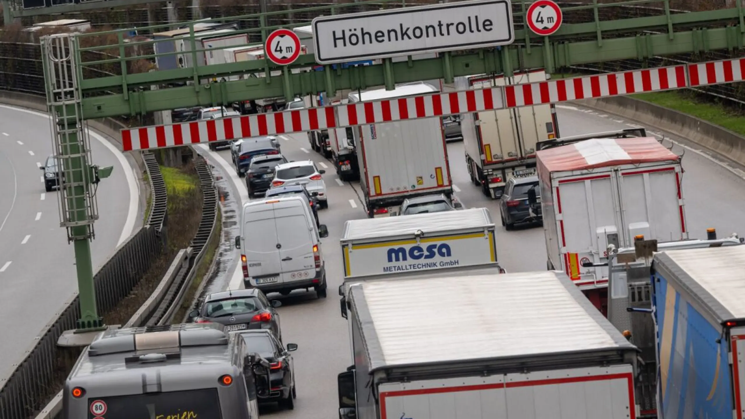 ++ ARCHIVBILD ++ Deutlicher Rückgang bei Transport und Logistik
