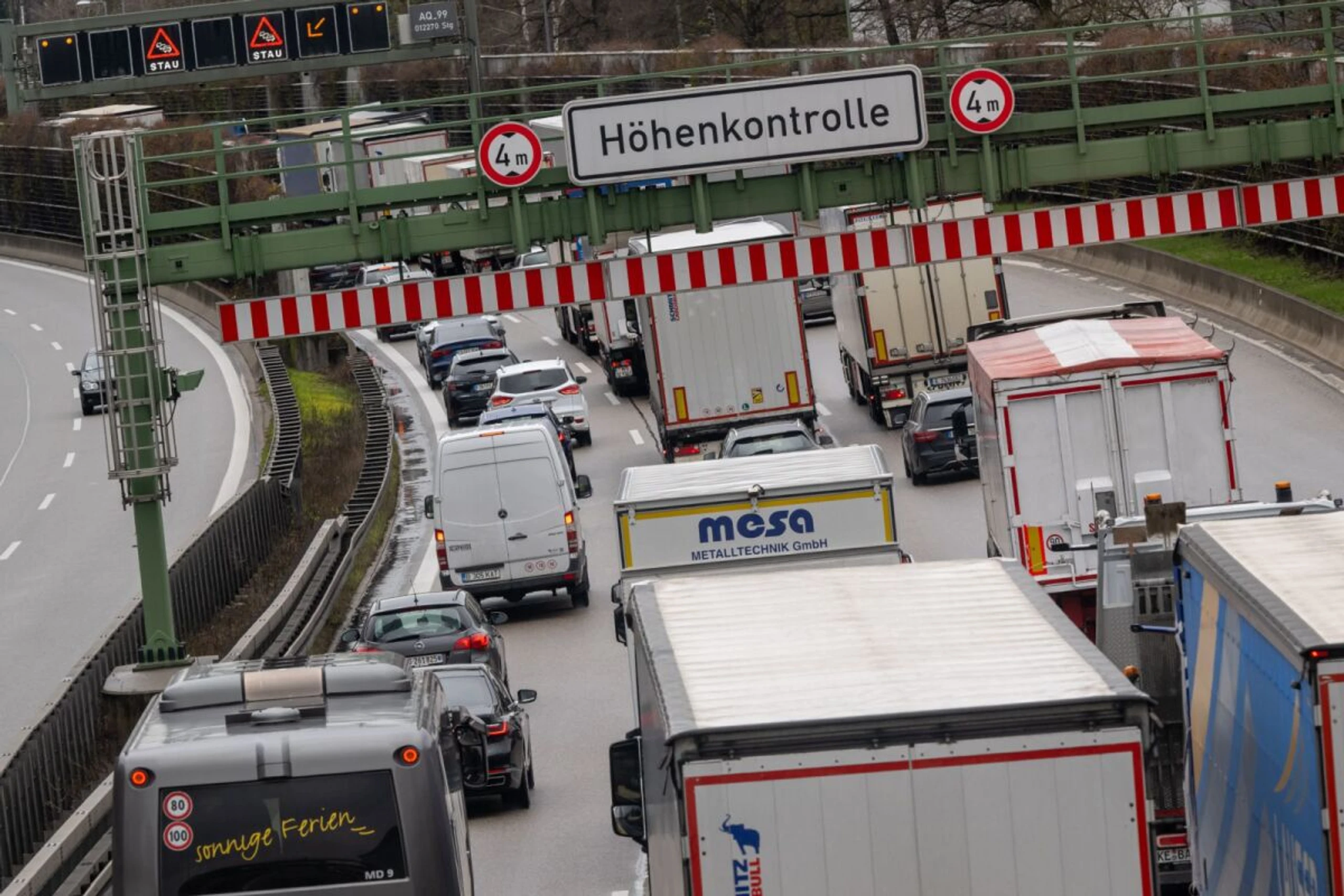 ++ ARCHIVBILD ++ Deutlicher Rückgang bei Transport und Logistik