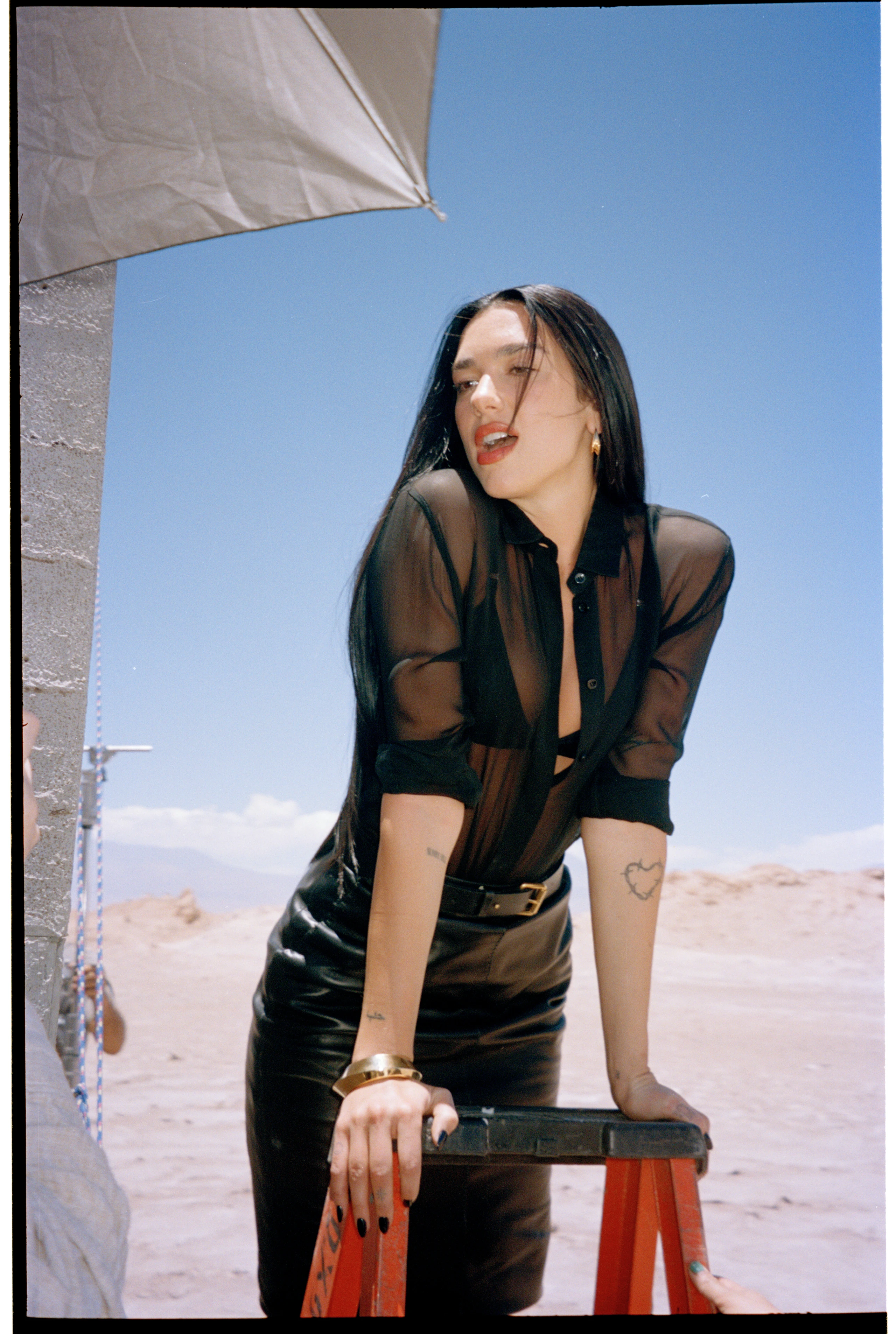 BTS des Kampganenshoots mit Dua Lipa