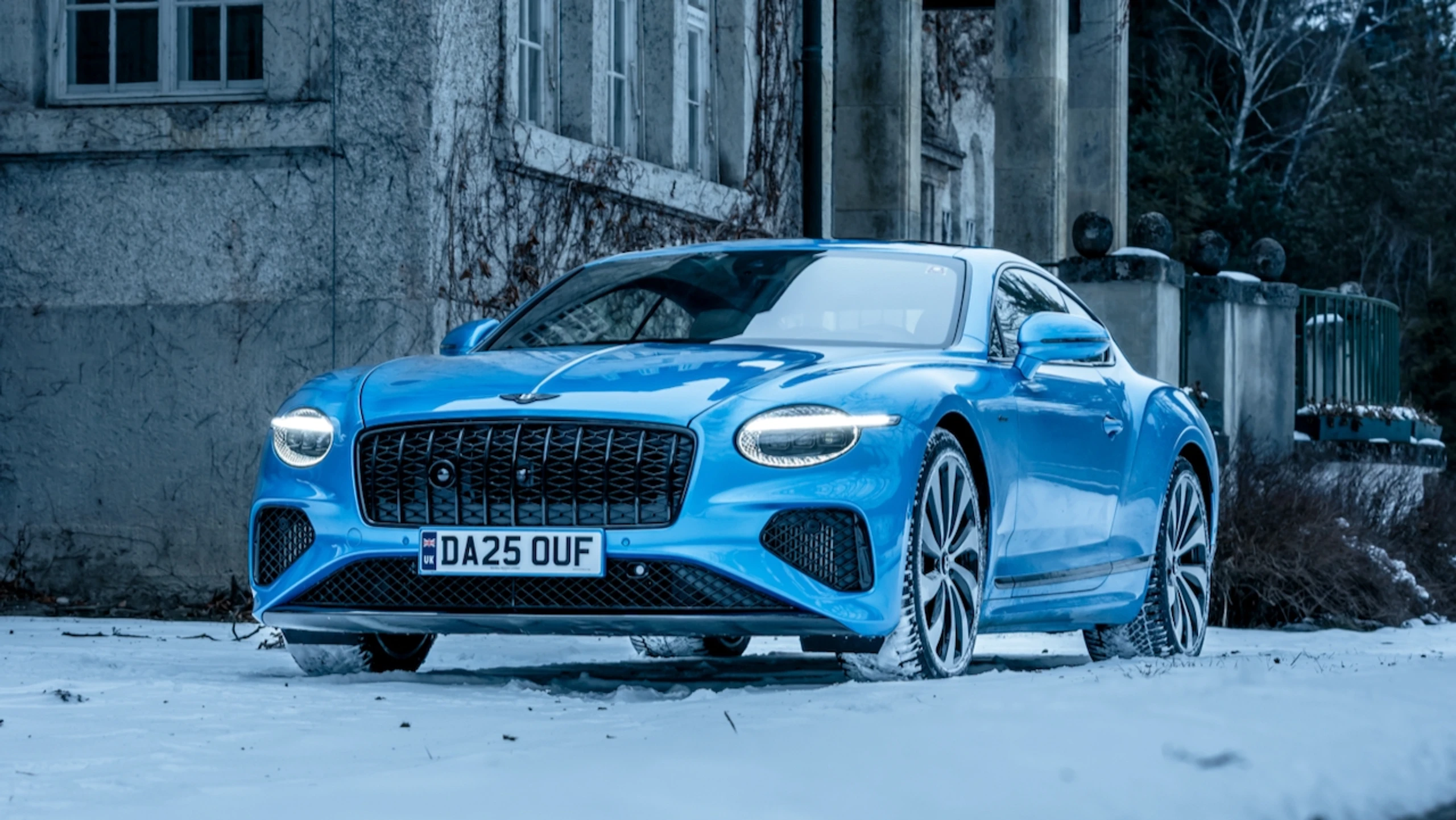 © Andreas Riedmann Blurred image background