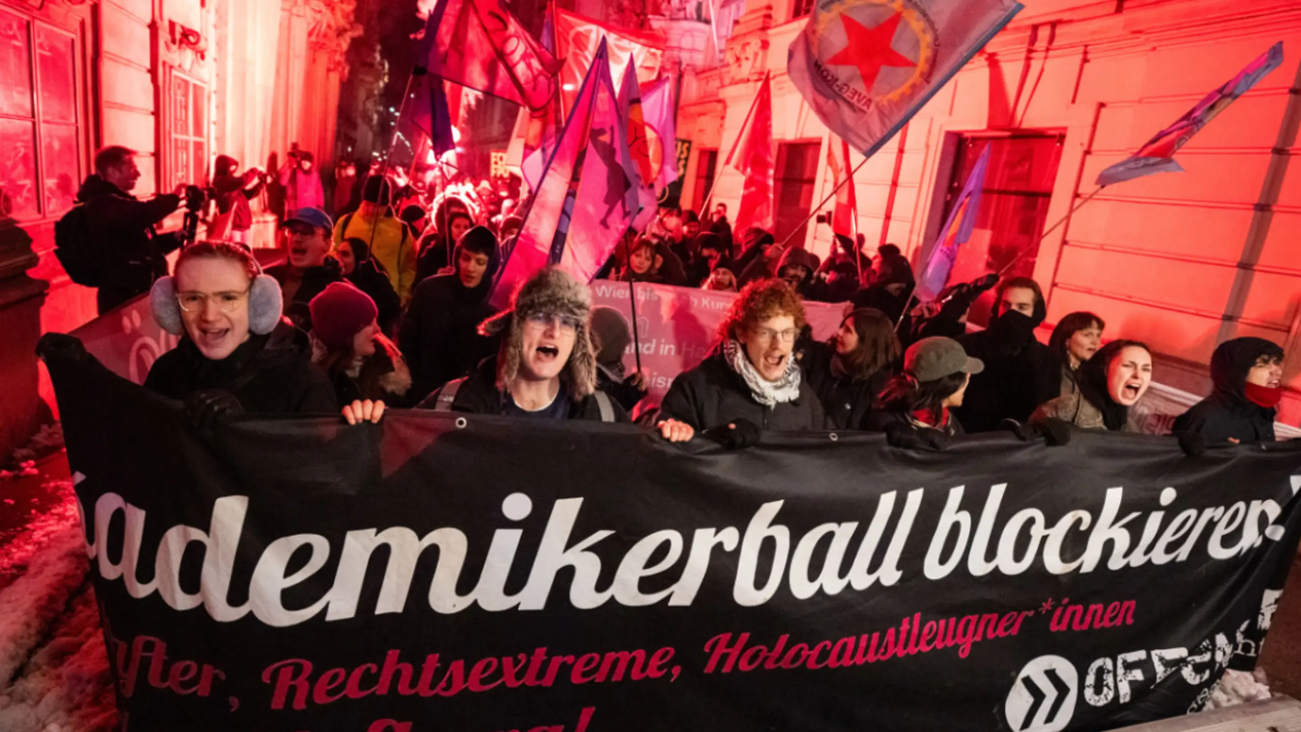 © APA/APA/GEORG HOCHMUTH/GEORG HOCHMUTH Demonstranten gegen den Akademikerball in der Wiener Innenstadt