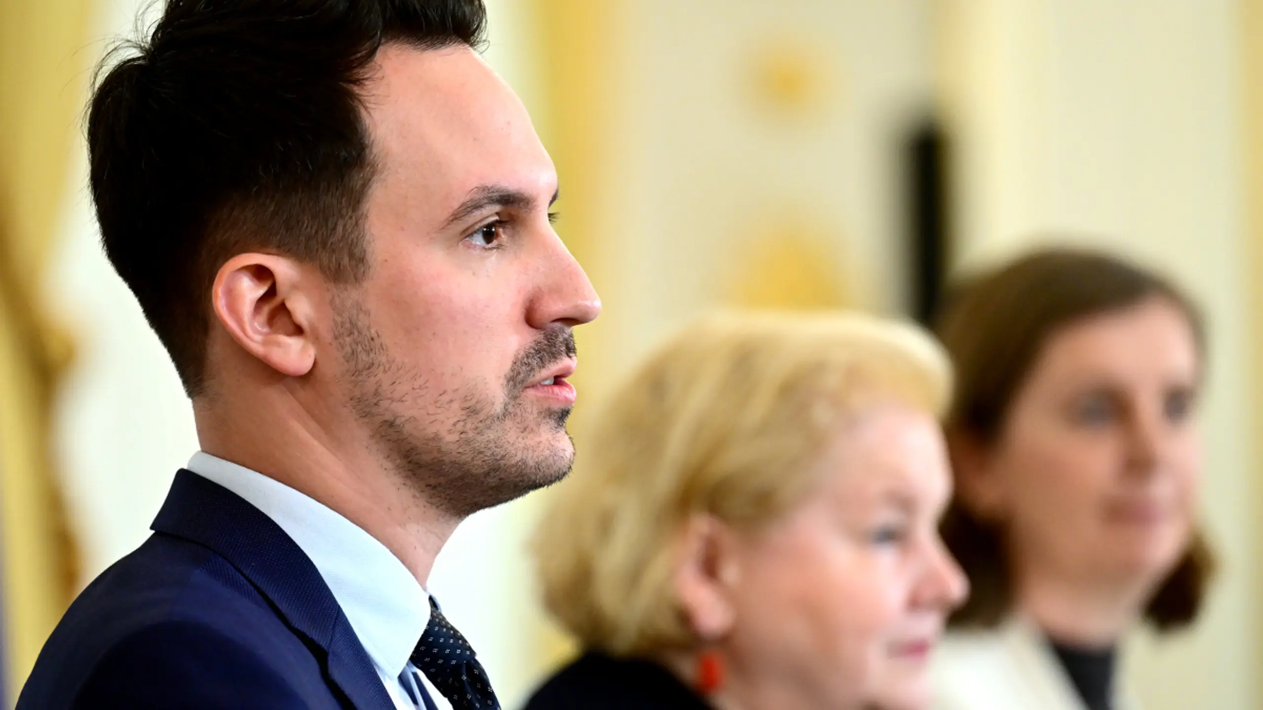 Bildungsminister Christoph Wiederkehr bei einer Pressekonferenz