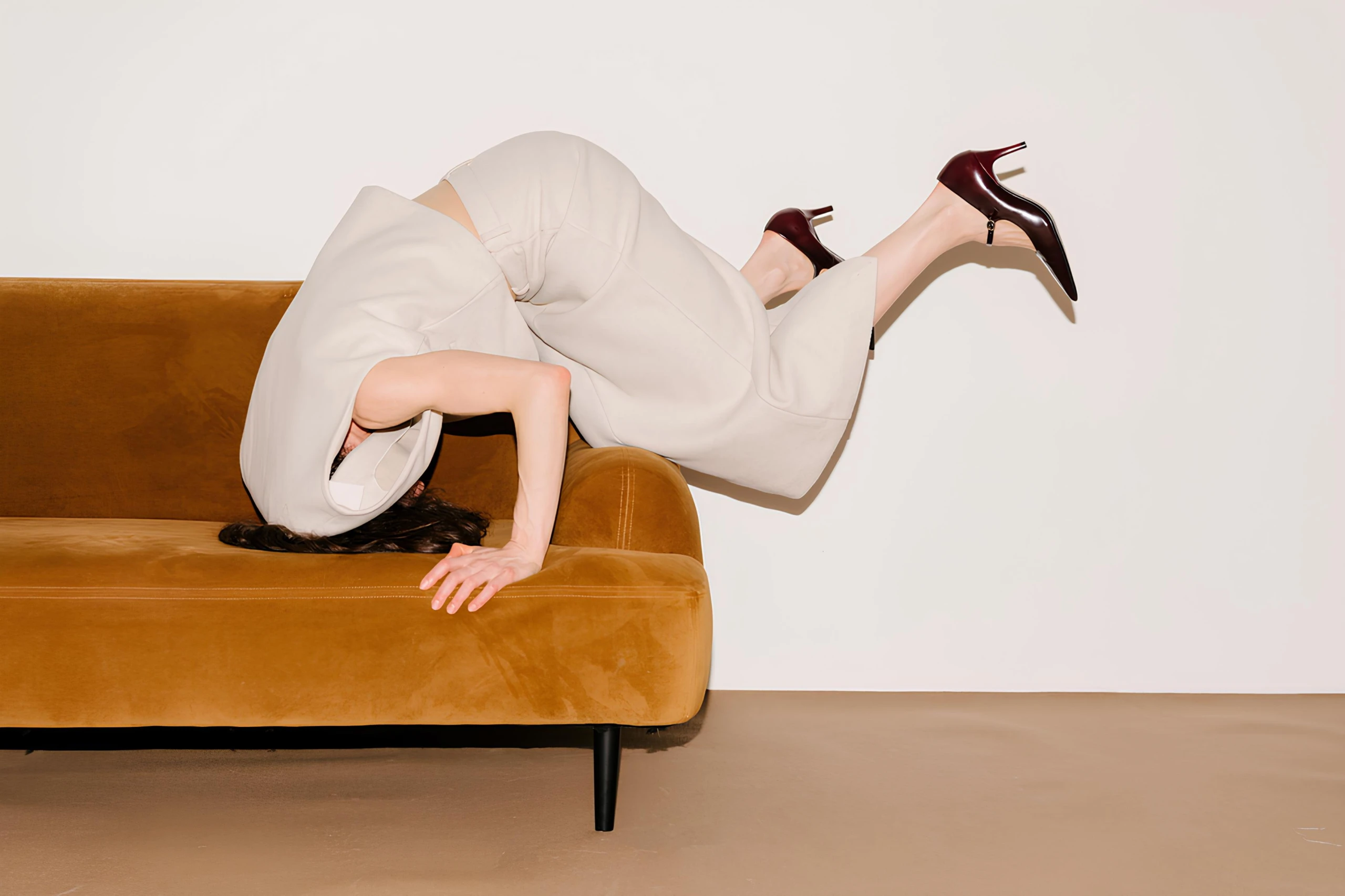 Frau macht Purzelbaum auf Coch