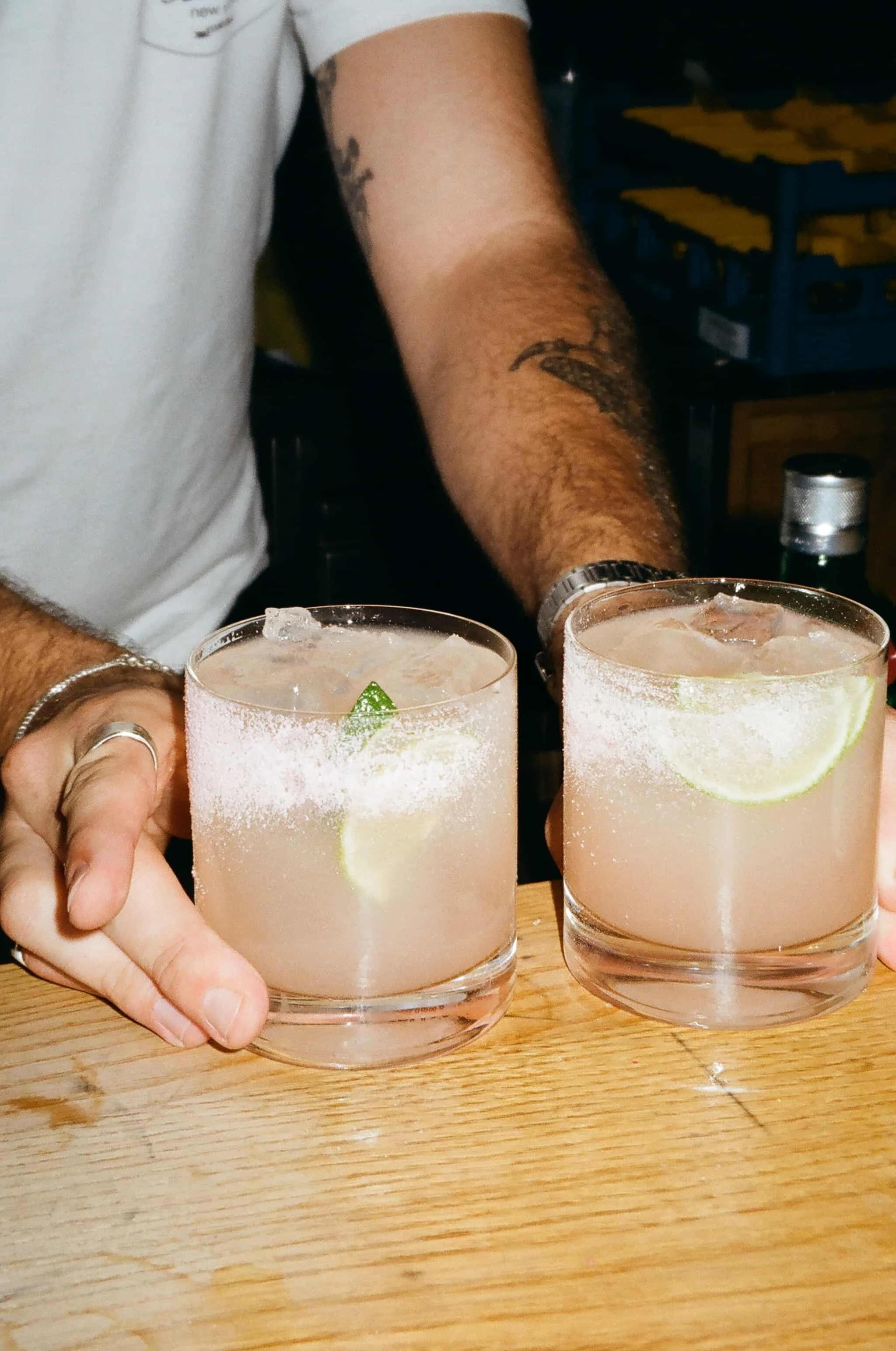 Zwei Cocktails mit Limette und Eis auf einem Tisch